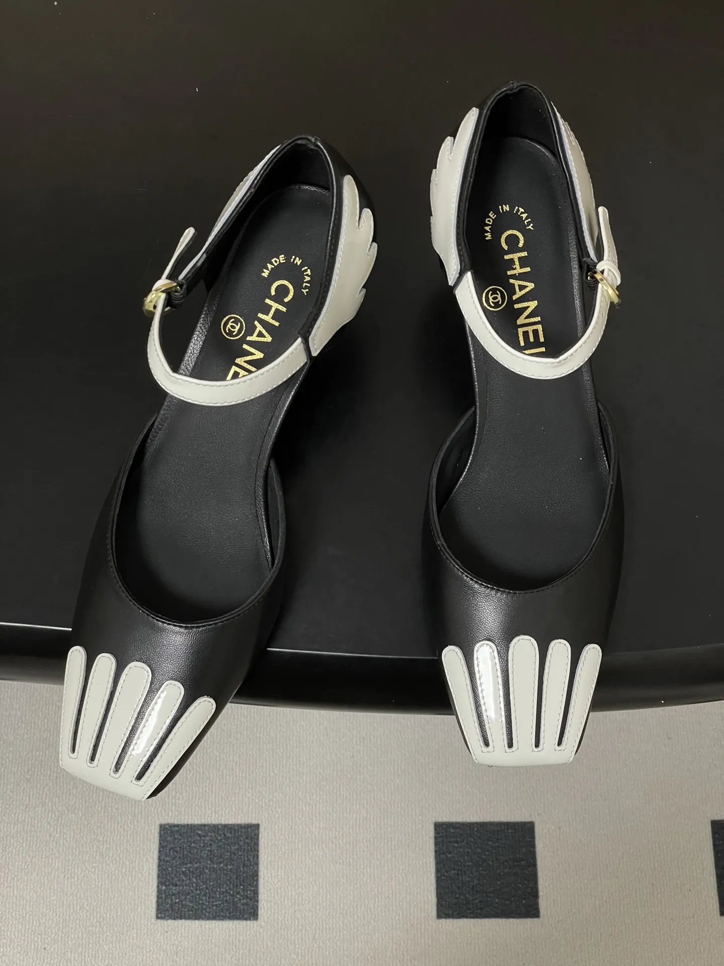 p290- 26ss春夏新款Chanel香奈儿 26a小香方头双拼色中空高跟凉鞋新颖条纹粗跟高跟单鞋 方头设计:优雅显瘦,拉长腿部线条粗条纹装饰:甜美可爱,增添女性魅力高跟设计:显高显瘦,展现优雅气质百搭耐看,适合各种场合 搭配职业装,展现职场女性的优雅与干练搭配晚礼服,成为全场焦点 搭配连衣裙,展现浪漫柔美的一面搭配牛仔裤,轻松驾驭休闲风格 无论是日常通勤还是参加派对,它都能让你轻松应对,展现优雅气质 鞋面:羊皮/牛漆皮 内里垫脚:羊皮 跟高:6cm 鞋底:意大利真皮大底 码数:35-39(40.41定做不退换)