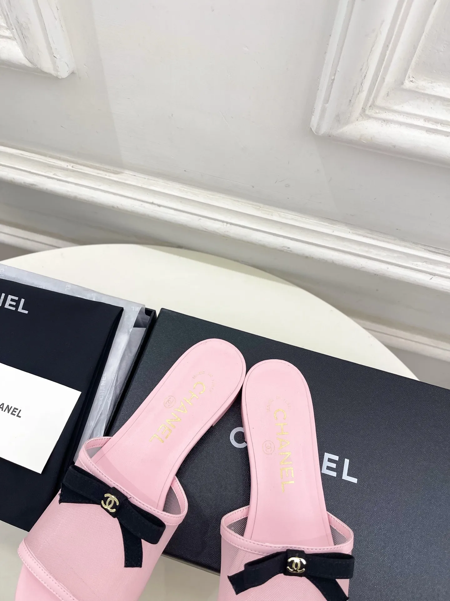 𝐂𝐇𝐀𝐍𝐄𝐋 | 小香 26𝐬𝐬 🦋2026 春夏新品 专柜经典走秀款 小香双C网纱蝴蝶结🎀粗跟拖鞋 系列上新〰 🍬 BS时尚圈的绝绝子 搭配将演绎着细致 极简 永不褪去的经典元素 💋展现与众不同的穿搭风格美到无话可说 夏季必入款&hellip;&hellip; ━━━━━ ЅᏇєєt ━━━━━ ▪️鞋面：高定制原版网纱 ▪️内里：进口丝绸羊皮里 ▪️大底：原版意大利真皮大底 ▪️跟高：1.5cm/5cm ▪️鞋码: 35-39（40.41定制不退换） ▪出厂价：💰220