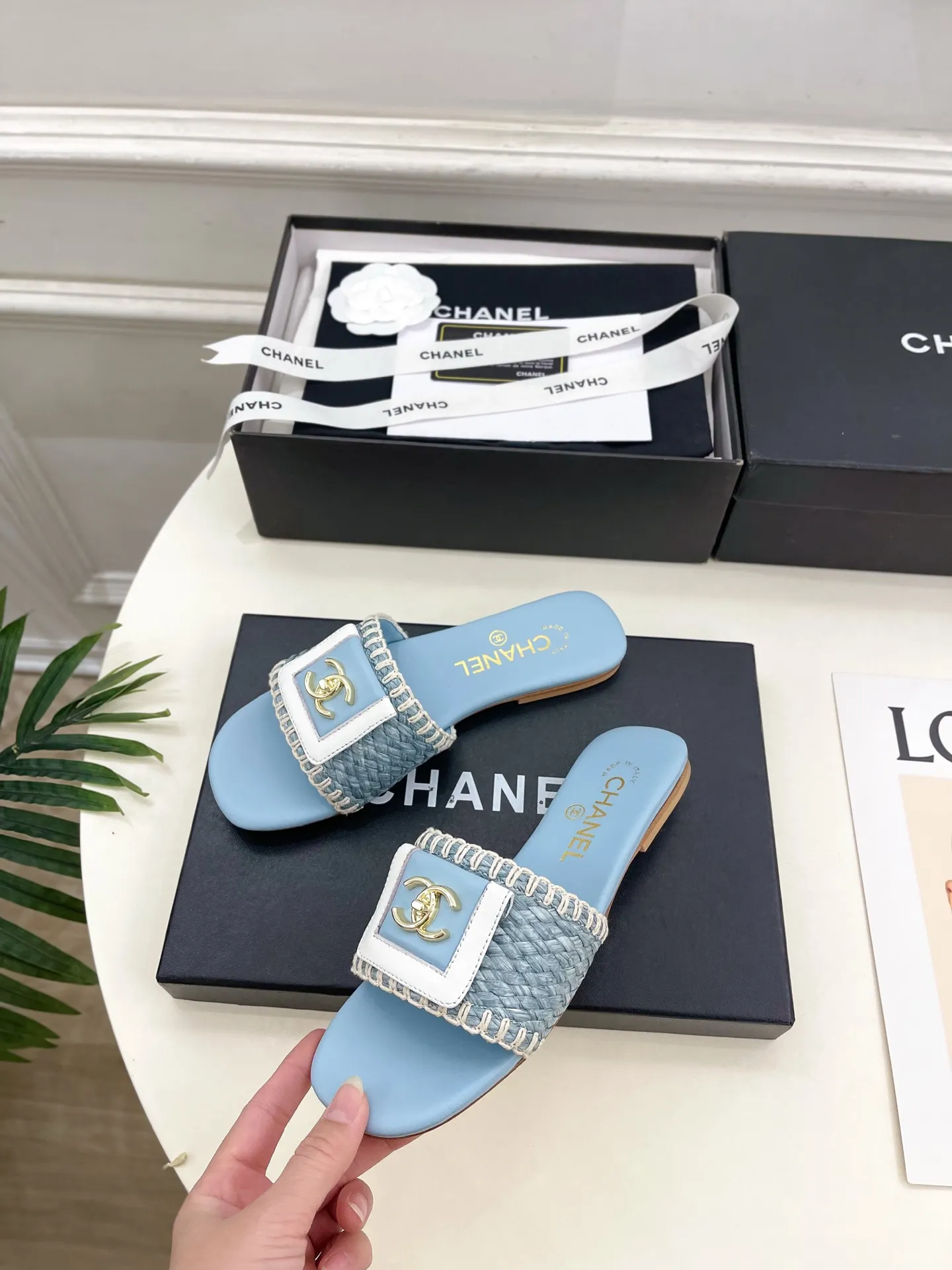 𝐂𝐇𝐀𝐍𝐄𝐋 | 小香 26𝐬𝐬 🦋2026 春夏新品 专柜经典走秀款 小香双C翻盖编织拼色平底拖鞋 系列上新〰 🍬 BS时尚圈的绝绝子 搭配将演绎着细致 极简 永不褪去的经典元素 💋展现与众不同的穿搭风格美到无话可说 夏季必入款&hellip;&hellip; ━━━━━ ЅᏇєєt ━━━━━ ▪️鞋面：原版高定制编织面 ▪️内里：进口丝绸羊皮里 ▪️大底：原版意大利真皮大底 ▪️跟高：平底 ▪️鞋码: 35-39（40.41定制不退换） ▪出厂价：💰260