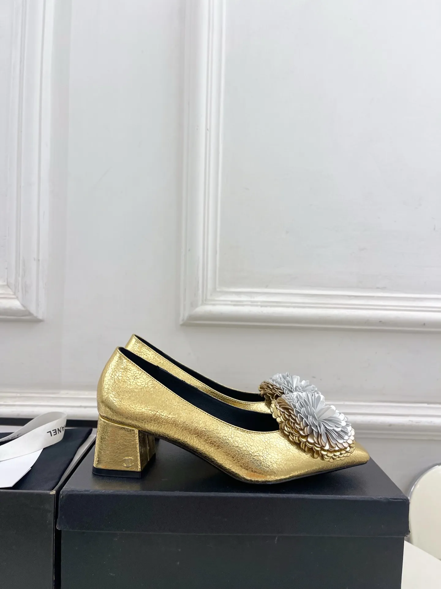 𝐂𝐇𝐀𝐍𝐄𝐋 | 小香 26𝐬𝐬 🦋2026 春夏新品 专柜经典走秀款 小香双C花朵粗跟单鞋 系列上新〰 🍬 BS时尚圈的绝绝子 搭配将演绎着细致 极简 永不褪去的经典元素 💋展现与众不同的穿搭风格美到无话可说 夏季必入款…… ━━━━━ ЅᏇєєt ━━━━━ ▪️鞋面:高定制原版小羊皮 ▪️内里:进口丝绸羊皮里 ▪️大底:原版意大利真皮大底 ▪️跟高:4cm ▪️鞋码: 35-39(40.41定制不退换) ▪出厂价:💰300