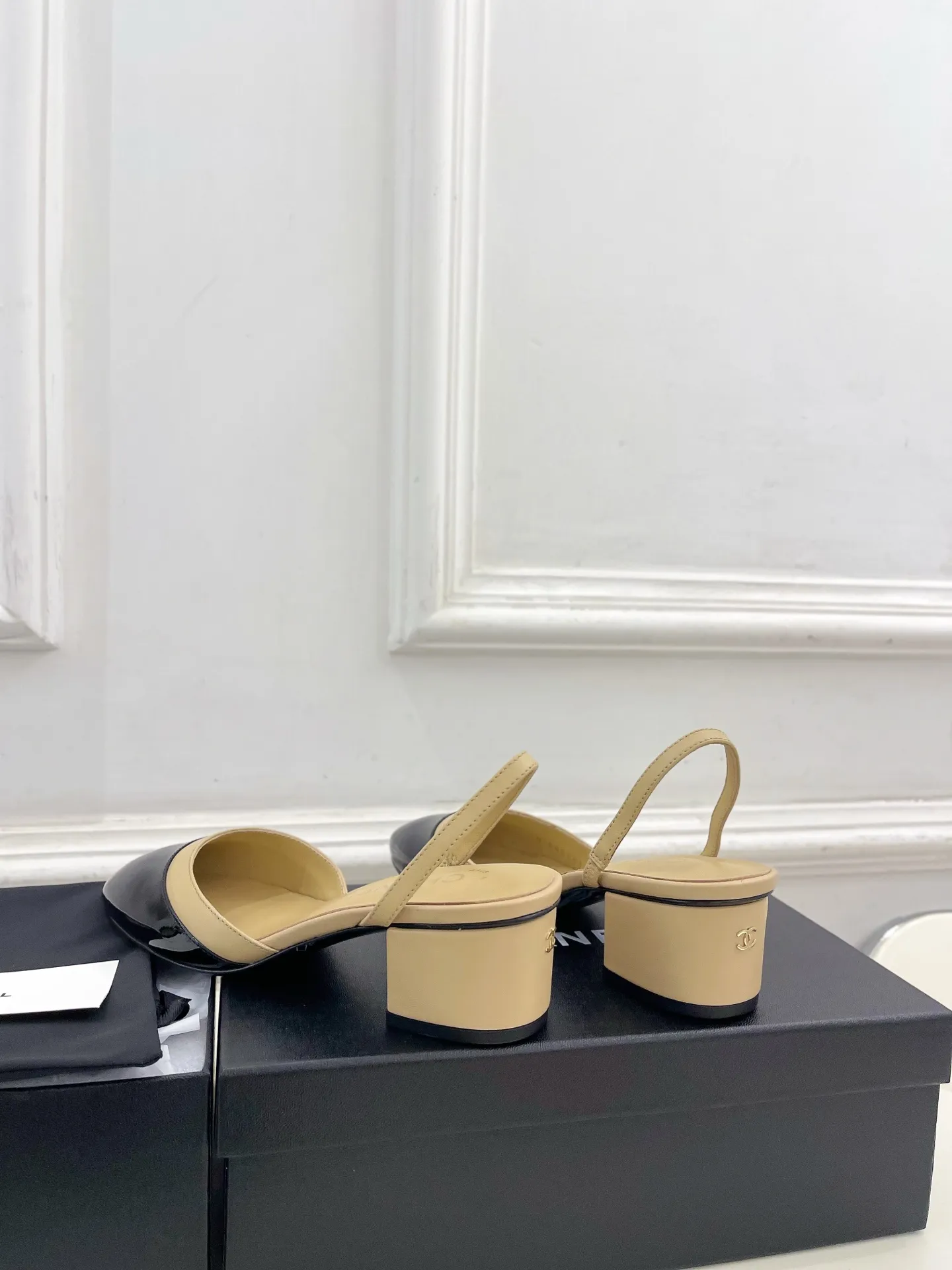 𝐂𝐇𝐀𝐍𝐄𝐋 | 小香 26𝐬𝐬 🦋2026 春夏新品 专柜经典走秀款 小香双C拼色后空粗跟凉鞋 系列上新〰 🍬 BS时尚圈的绝绝子 搭配将演绎着细致 极简 永不褪去的经典元素 💋展现与众不同的穿搭风格美到无话可说 夏季必入款&hellip;&hellip; ━━━━━ ЅᏇєєt ━━━━━ ▪️鞋面：高定制原版羊皮➕牛漆皮 ▪️内里：进口丝绸羊皮里 ▪️大底：原版意大利真皮大底 ▪️跟高：4.5cm ▪️鞋码: 35-39（40.41定制不退换） ▪出厂价：💰260