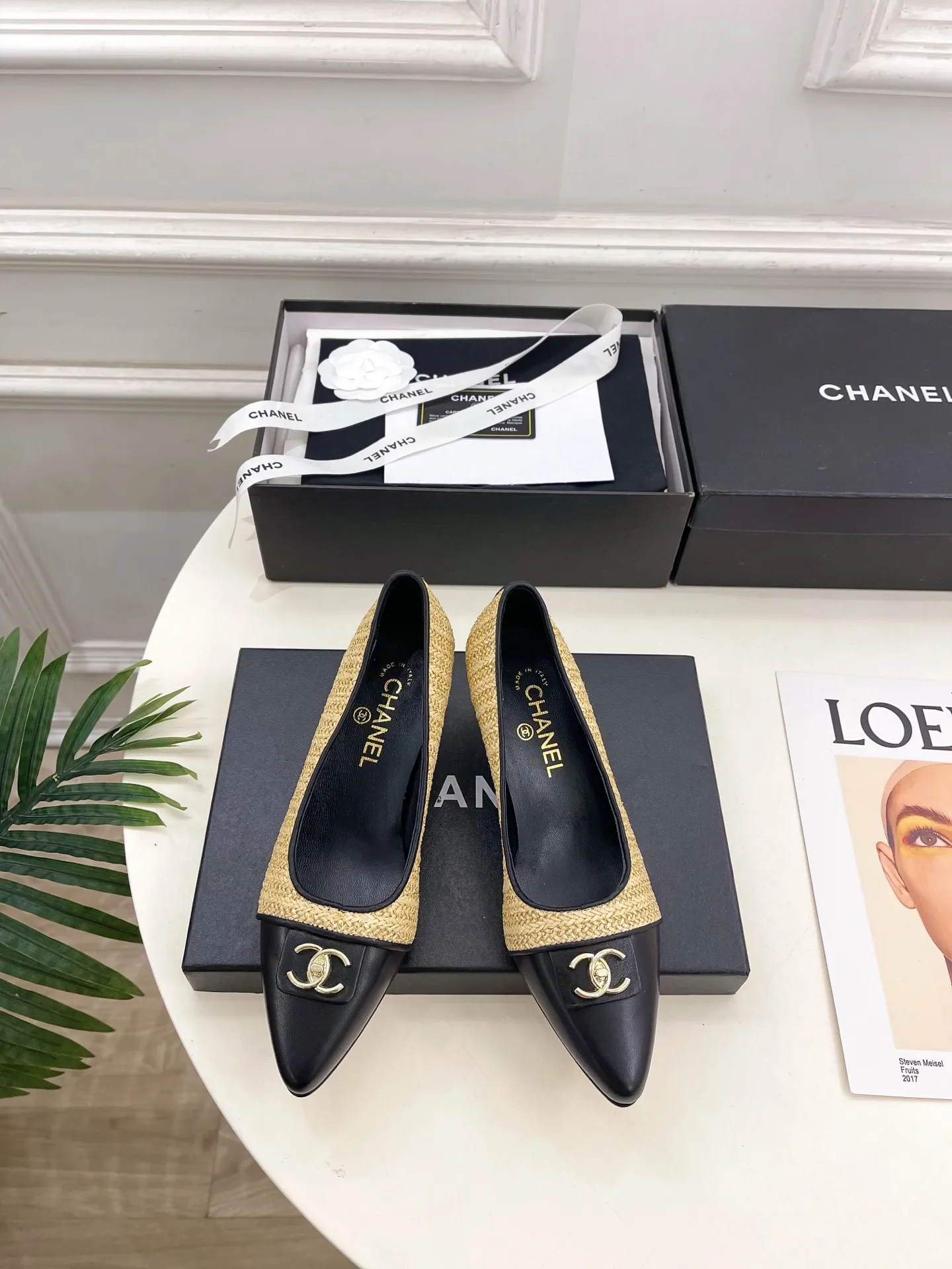 𝐂𝐇𝐀𝐍𝐄𝐋 | 小香 26𝐬𝐬 🦋2026 春夏新品 专柜经典走秀款 小香双C书包扣拼色尖头单鞋 系列上新〰 🍬 BS时尚圈的绝绝子 搭配将演绎着细致 极简 永不褪去的经典元素 💋展现与众不同的穿搭风格美到无话可说 夏季必入款…… ━━━━━ ЅᏇєєt ━━━━━ ▪️鞋面:高定制原版小羊皮➕特殊布面 ▪️内里:进口丝绸羊皮里 ▪️大底:原版意大利真皮大底 ▪️跟高:6cm ▪️鞋码: 35-39(40.41定制不退换) ▪出厂价:💰280