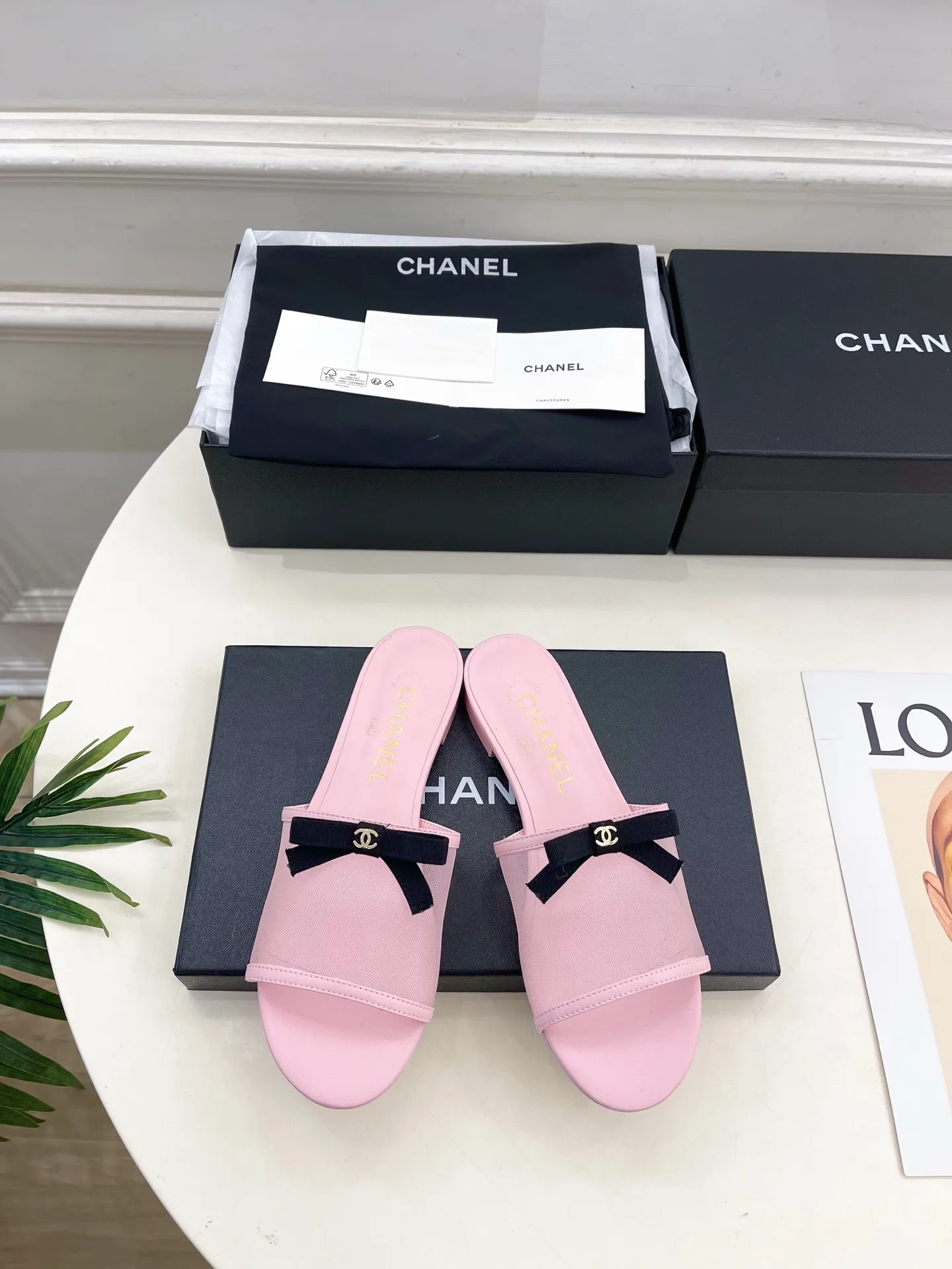 𝐂𝐇𝐀𝐍𝐄𝐋 | 小香 26𝐬𝐬 🦋2026 春夏新品 专柜经典走秀款 小香双C网纱蝴蝶结🎀粗跟拖鞋 系列上新〰 🍬 BS时尚圈的绝绝子 搭配将演绎着细致 极简 永不褪去的经典元素 💋展现与众不同的穿搭风格美到无话可说 夏季必入款…… ━━━━━ ЅᏇєєt ━━━━━ ▪️鞋面:高定制原版网纱 ▪️内里:进口丝绸羊皮里 ▪️大底:原版意大利真皮大底 ▪️跟高:1.5cm/5cm ▪️鞋码: 35-39(40.41定制不退换) ▪出厂价:💰220