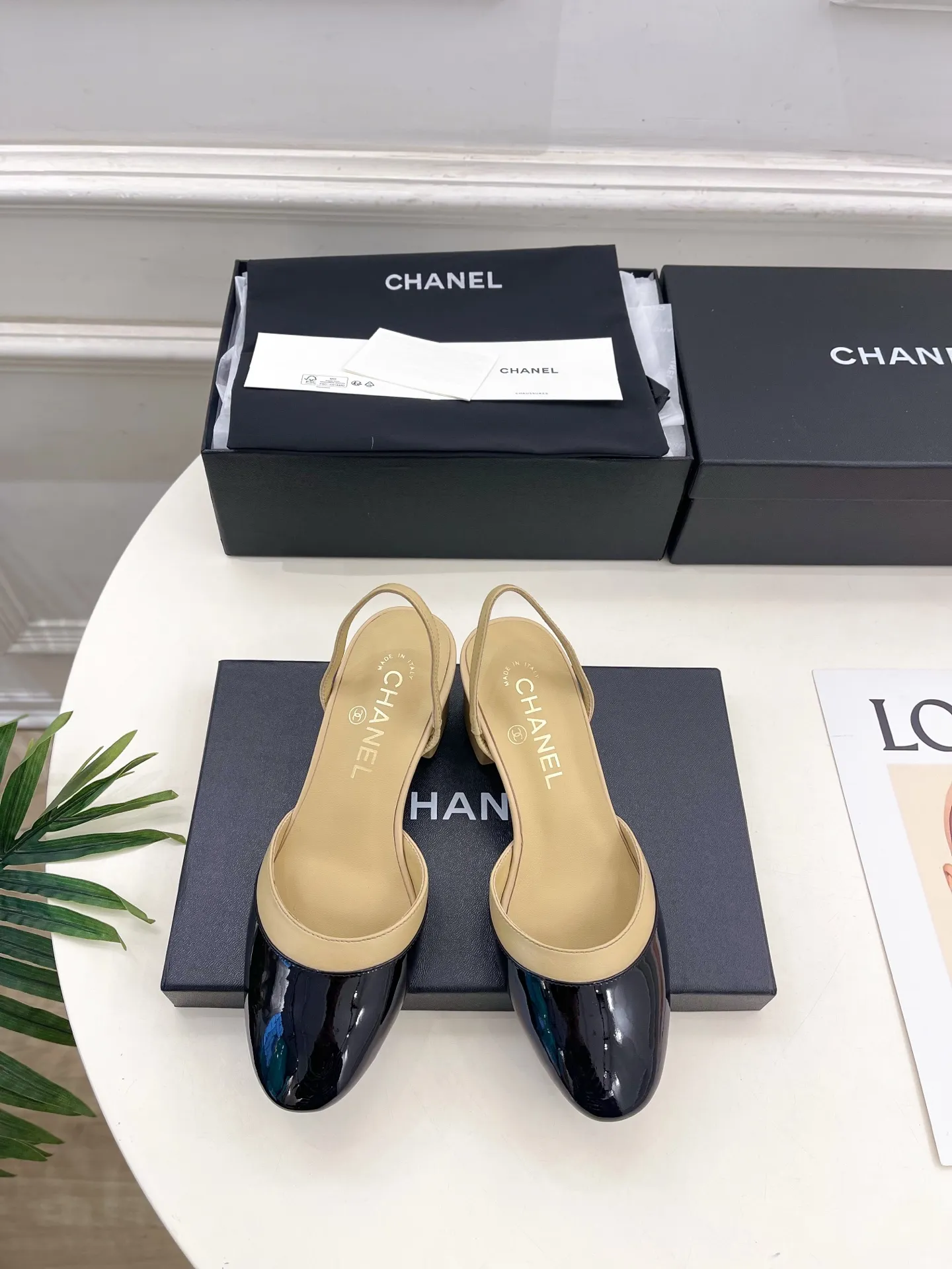 𝐂𝐇𝐀𝐍𝐄𝐋 | 小香 26𝐬𝐬 🦋2026 春夏新品 专柜经典走秀款 小香双C拼色后空粗跟凉鞋 系列上新〰 🍬 BS时尚圈的绝绝子 搭配将演绎着细致 极简 永不褪去的经典元素 💋展现与众不同的穿搭风格美到无话可说 夏季必入款&hellip;&hellip; ━━━━━ ЅᏇєєt ━━━━━ ▪️鞋面：高定制原版羊皮➕牛漆皮 ▪️内里：进口丝绸羊皮里 ▪️大底：原版意大利真皮大底 ▪️跟高：4.5cm ▪️鞋码: 35-39（40.41定制不退换） ▪出厂价：💰260