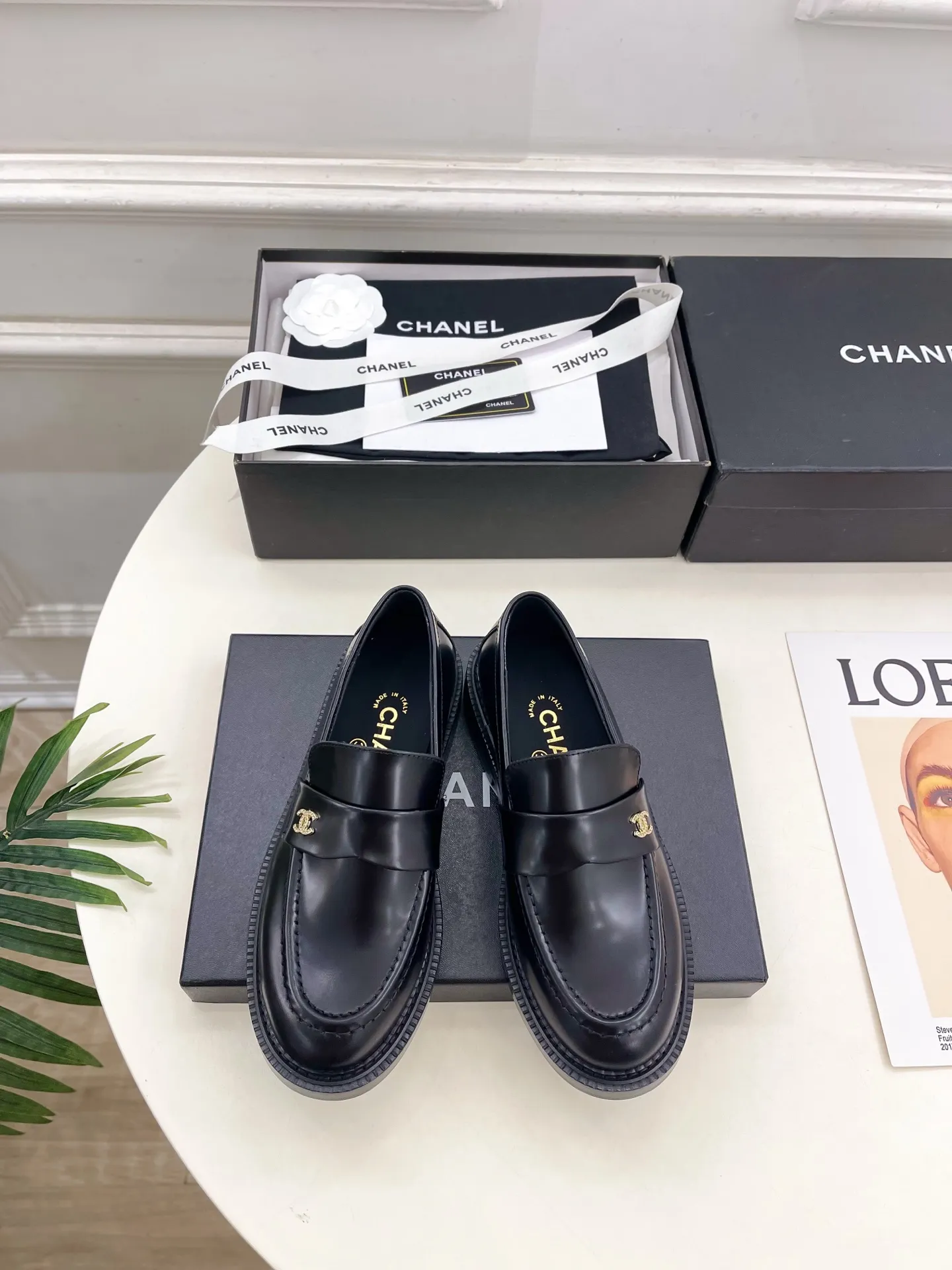 𝐂𝐇𝐀𝐍𝐄𝐋 | 小香 26𝐬𝐬 🦋2026 春夏新品 专柜经典走秀款 小香双C钻扣乐福鞋 系列上新〰 🍬 BS时尚圈的绝绝子 搭配将演绎着细致 极简 永不褪去的经典元素 💋展现与众不同的穿搭风格美到无话可说 夏季必入款&hellip;&hellip; ━━━━━ ЅᏇєєt ━━━━━ ▪️鞋面：高定制原版小牛皮 ▪️内里：进口丝绸羊皮里 ▪️大底：原版意大利真皮大底 ▪️跟高：3cm ▪️鞋码: 35-39（40.41定制不退换） ▪出厂价：💰280