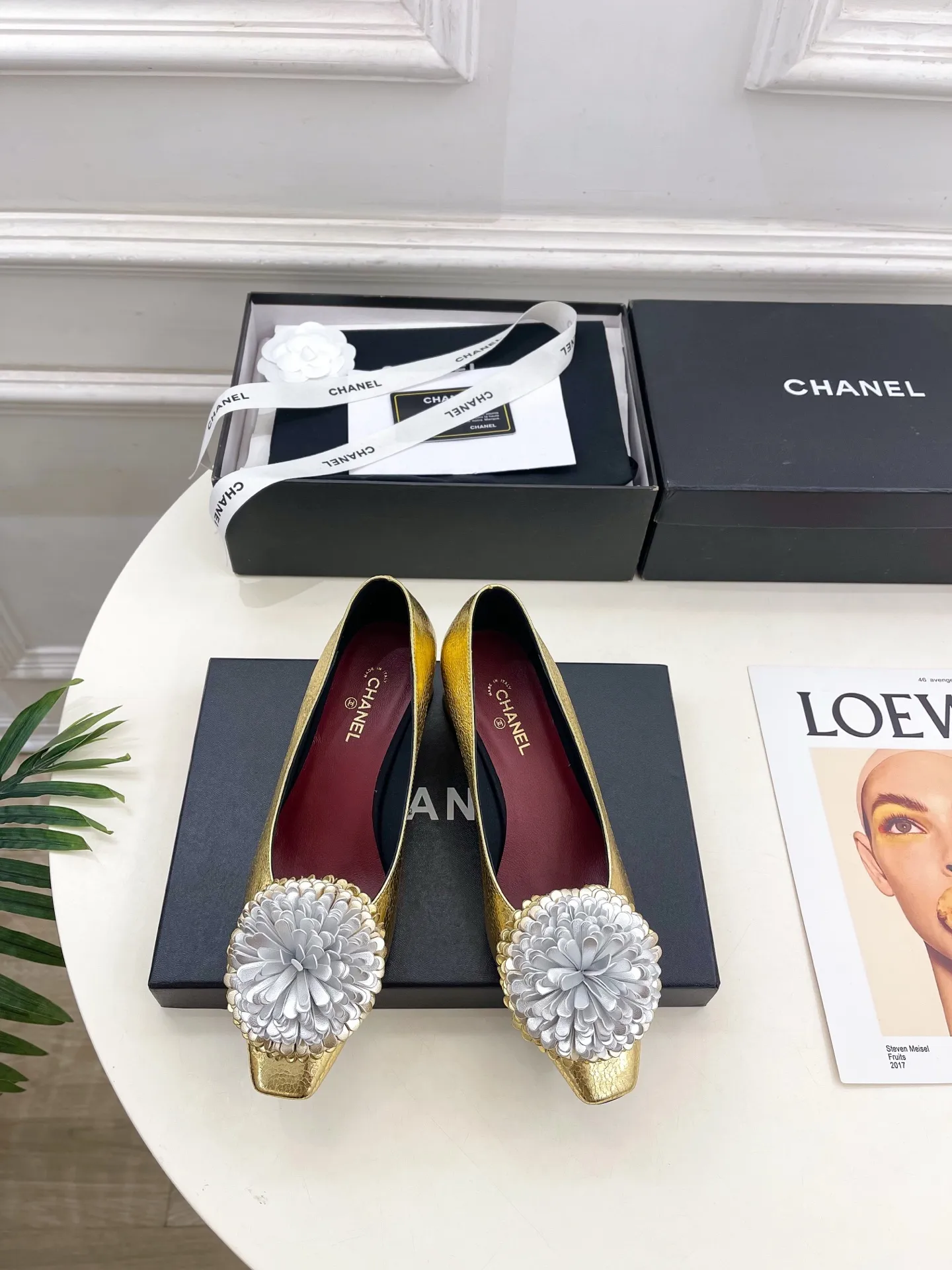 𝐂𝐇𝐀𝐍𝐄𝐋 | 小香 26𝐬𝐬 🦋2026 春夏新品 专柜经典走秀款 小香双C花朵粗跟单鞋 系列上新〰 🍬 BS时尚圈的绝绝子 搭配将演绎着细致 极简 永不褪去的经典元素 💋展现与众不同的穿搭风格美到无话可说 夏季必入款…… ━━━━━ ЅᏇєєt ━━━━━ ▪️鞋面:高定制原版小羊皮 ▪️内里:进口丝绸羊皮里 ▪️大底:原版意大利真皮大底 ▪️跟高:4cm ▪️鞋码: 35-39(40.41定制不退换) ▪出厂价:💰300