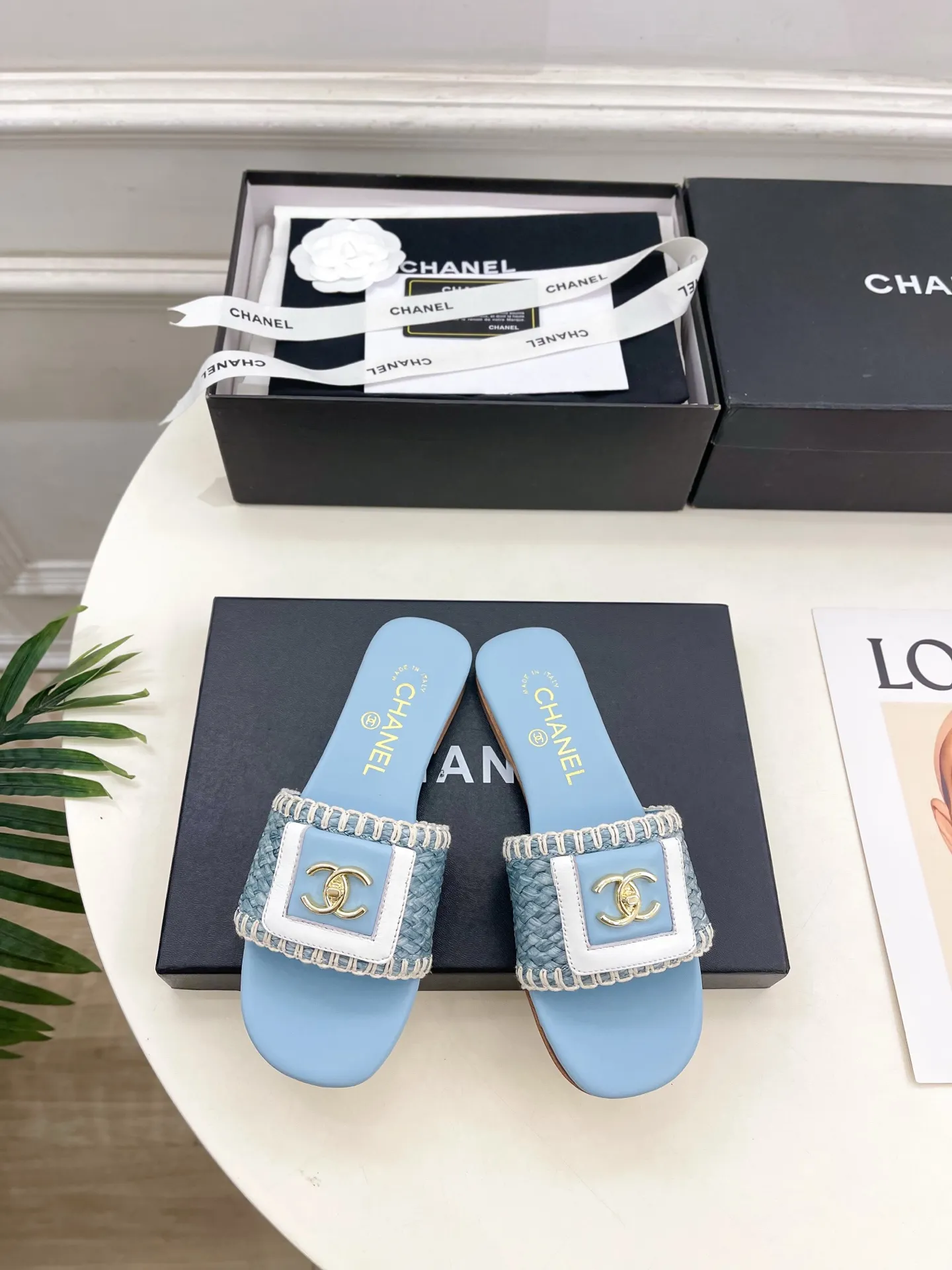 𝐂𝐇𝐀𝐍𝐄𝐋 | 小香 26𝐬𝐬 🦋2026 春夏新品 专柜经典走秀款 小香双C翻盖编织拼色平底拖鞋 系列上新〰 🍬 BS时尚圈的绝绝子 搭配将演绎着细致 极简 永不褪去的经典元素 💋展现与众不同的穿搭风格美到无话可说 夏季必入款…… ━━━━━ ЅᏇєєt ━━━━━ ▪️鞋面:原版高定制编织面 ▪️内里:进口丝绸羊皮里 ▪️大底:原版意大利真皮大底 ▪️跟高:平底 ▪️鞋码: 35-39(40.41定制不退换) ▪出厂价:💰260