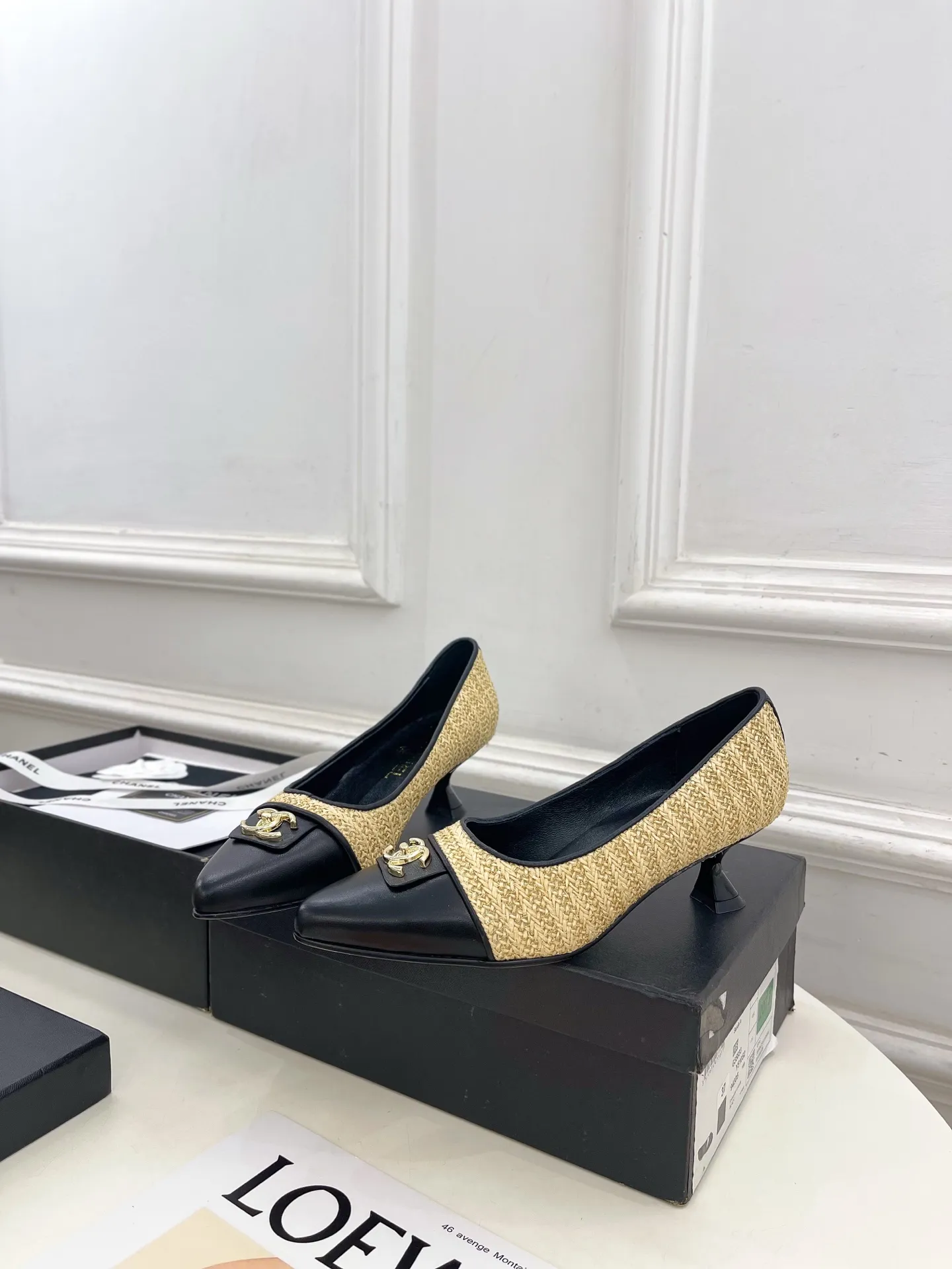 𝐂𝐇𝐀𝐍𝐄𝐋 | 小香 26𝐬𝐬 🦋2026 春夏新品 专柜经典走秀款 小香双C书包扣拼色尖头单鞋 系列上新〰 🍬 BS时尚圈的绝绝子 搭配将演绎着细致 极简 永不褪去的经典元素 💋展现与众不同的穿搭风格美到无话可说 夏季必入款…… ━━━━━ ЅᏇєєt ━━━━━ ▪️鞋面:高定制原版小羊皮➕特殊布面 ▪️内里:进口丝绸羊皮里 ▪️大底:原版意大利真皮大底 ▪️跟高:6cm ▪️鞋码: 35-39(40.41定制不退换) ▪出厂价:💰280