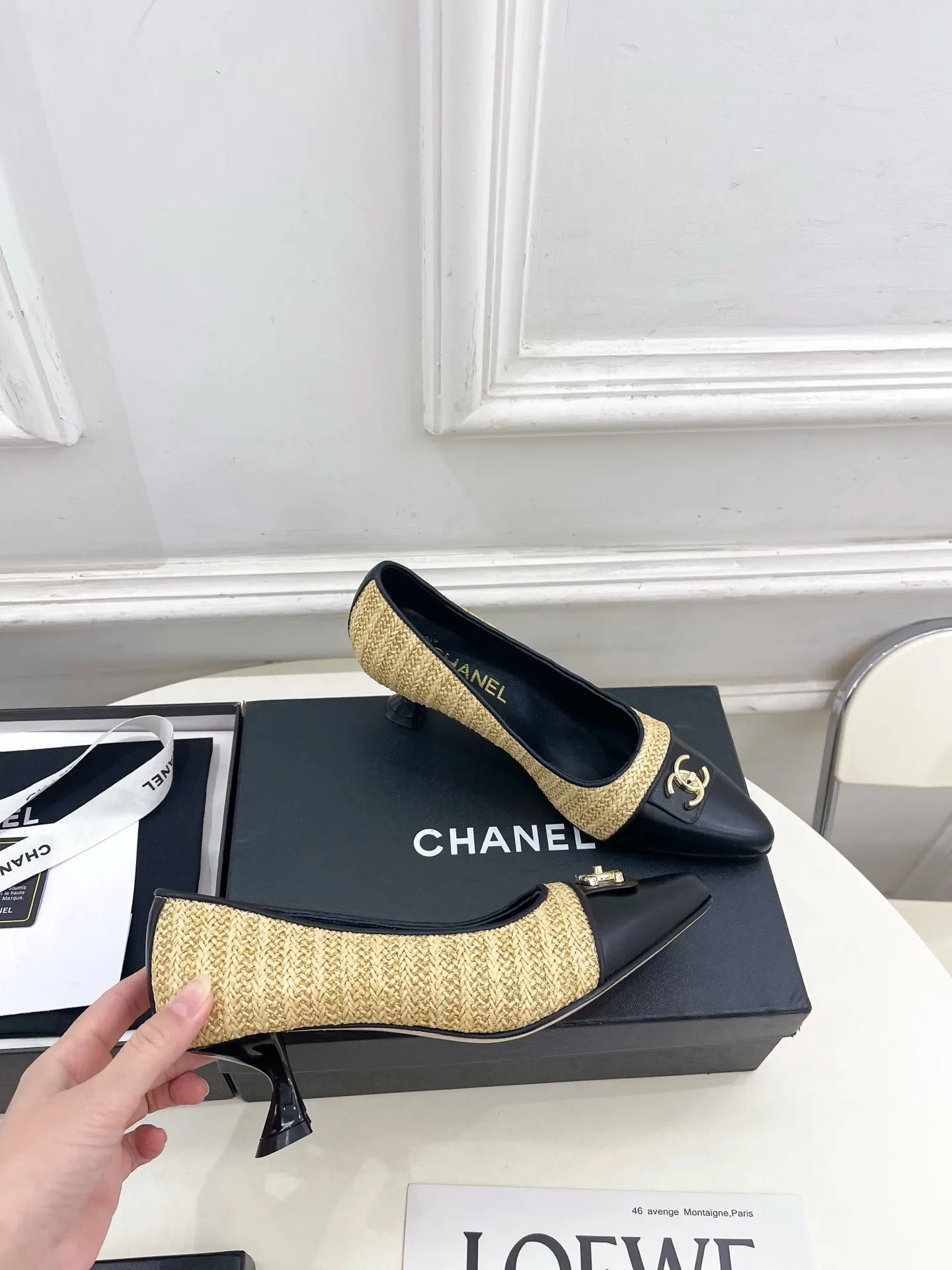 𝐂𝐇𝐀𝐍𝐄𝐋 | 小香 26𝐬𝐬 🦋2026 春夏新品 专柜经典走秀款 小香双C书包扣拼色尖头单鞋 系列上新〰 🍬 BS时尚圈的绝绝子 搭配将演绎着细致 极简 永不褪去的经典元素 💋展现与众不同的穿搭风格美到无话可说 夏季必入款…… ━━━━━ ЅᏇєєt ━━━━━ ▪️鞋面:高定制原版小羊皮➕特殊布面 ▪️内里:进口丝绸羊皮里 ▪️大底:原版意大利真皮大底 ▪️跟高:6cm ▪️鞋码: 35-39(40.41定制不退换) ▪出厂价:💰280