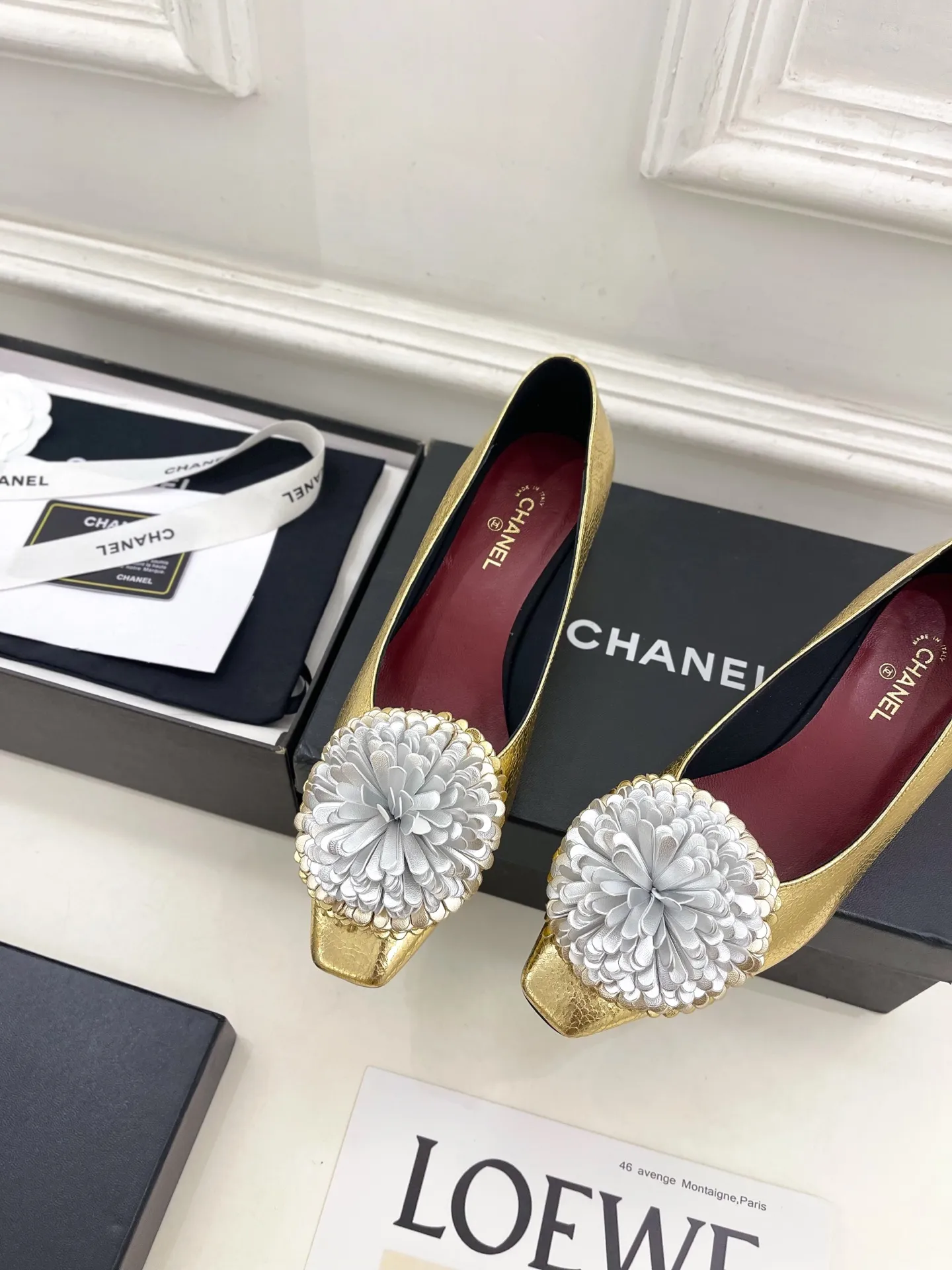 𝐂𝐇𝐀𝐍𝐄𝐋 | 小香 26𝐬𝐬 🦋2026 春夏新品 专柜经典走秀款 小香双C花朵粗跟单鞋 系列上新〰 🍬 BS时尚圈的绝绝子 搭配将演绎着细致 极简 永不褪去的经典元素 💋展现与众不同的穿搭风格美到无话可说 夏季必入款&hellip;&hellip; ━━━━━ ЅᏇєєt ━━━━━ ▪️鞋面：高定制原版小羊皮 ▪️内里：进口丝绸羊皮里 ▪️大底：原版意大利真皮大底 ▪️跟高：4cm ▪️鞋码: 35-39（40.41定制不退换） ▪出厂价：💰300