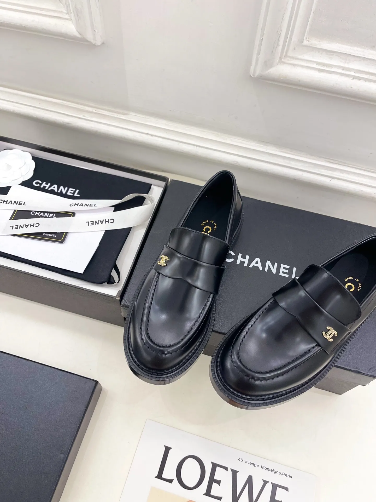 𝐂𝐇𝐀𝐍𝐄𝐋 | 小香 26𝐬𝐬 🦋2026 春夏新品 专柜经典走秀款 小香双C钻扣乐福鞋 系列上新〰 🍬 BS时尚圈的绝绝子 搭配将演绎着细致 极简 永不褪去的经典元素 💋展现与众不同的穿搭风格美到无话可说 夏季必入款…… ━━━━━ ЅᏇєєt ━━━━━ ▪️鞋面:高定制原版小牛皮 ▪️内里:进口丝绸羊皮里 ▪️大底:原版意大利真皮大底 ▪️跟高:3cm ▪️鞋码: 35-39(40.41定制不退换) ▪出厂价:💰280