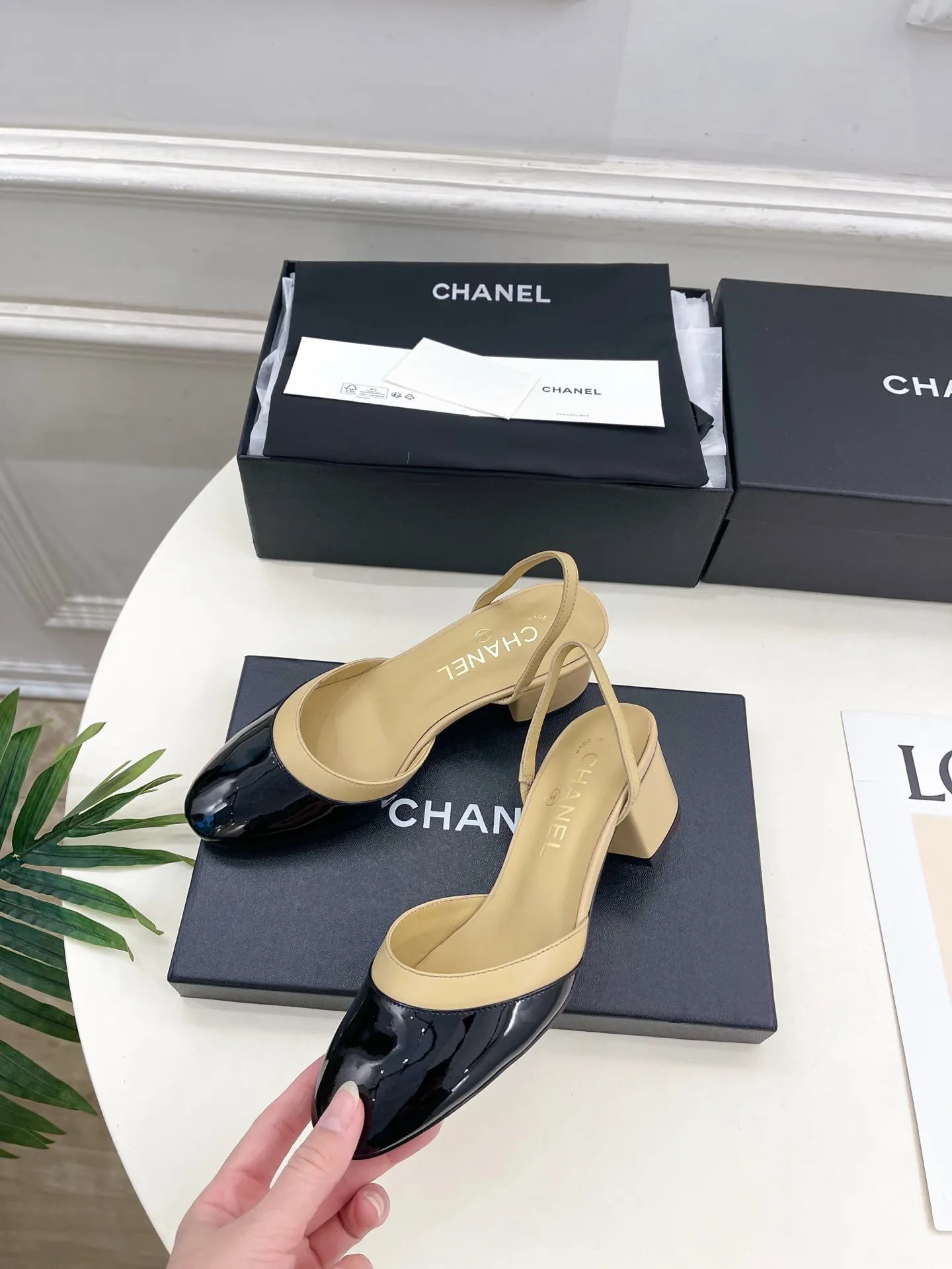 𝐂𝐇𝐀𝐍𝐄𝐋 | 小香 26𝐬𝐬 🦋2026 春夏新品 专柜经典走秀款 小香双C拼色后空粗跟凉鞋 系列上新〰 🍬 BS时尚圈的绝绝子 搭配将演绎着细致 极简 永不褪去的经典元素 💋展现与众不同的穿搭风格美到无话可说 夏季必入款…… ━━━━━ ЅᏇєєt ━━━━━ ▪️鞋面:高定制原版羊皮➕牛漆皮 ▪️内里:进口丝绸羊皮里 ▪️大底:原版意大利真皮大底 ▪️跟高:4.5cm ▪️鞋码: 35-39(40.41定制不退换) ▪出厂价:💰260