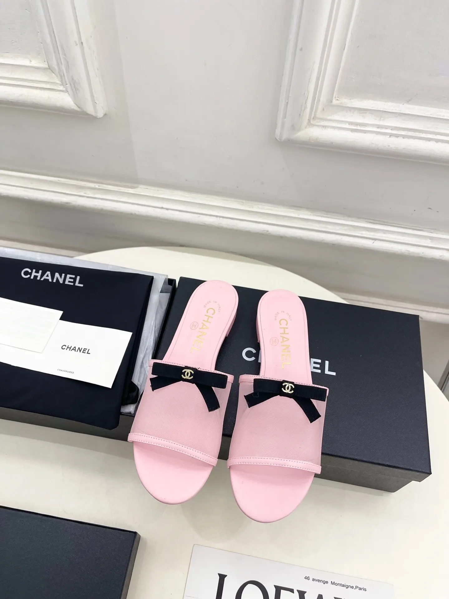 𝐂𝐇𝐀𝐍𝐄𝐋 | 小香 26𝐬𝐬 🦋2026 春夏新品 专柜经典走秀款 小香双C网纱蝴蝶结🎀粗跟拖鞋 系列上新〰 🍬 BS时尚圈的绝绝子 搭配将演绎着细致 极简 永不褪去的经典元素 💋展现与众不同的穿搭风格美到无话可说 夏季必入款&hellip;&hellip; ━━━━━ ЅᏇєєt ━━━━━ ▪️鞋面：高定制原版网纱 ▪️内里：进口丝绸羊皮里 ▪️大底：原版意大利真皮大底 ▪️跟高：1.5cm/5cm ▪️鞋码: 35-39（40.41定制不退换） ▪出厂价：💰220