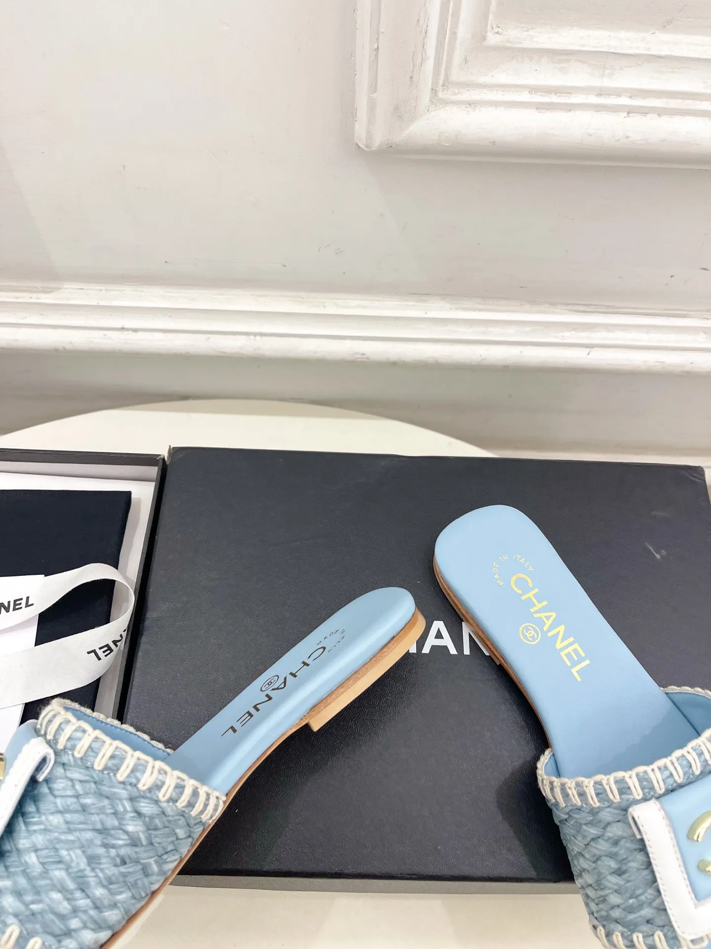 𝐂𝐇𝐀𝐍𝐄𝐋 | 小香 26𝐬𝐬 🦋2026 春夏新品 专柜经典走秀款 小香双C翻盖编织拼色平底拖鞋 系列上新〰 🍬 BS时尚圈的绝绝子 搭配将演绎着细致 极简 永不褪去的经典元素 💋展现与众不同的穿搭风格美到无话可说 夏季必入款&hellip;&hellip; ━━━━━ ЅᏇєєt ━━━━━ ▪️鞋面：原版高定制编织面 ▪️内里：进口丝绸羊皮里 ▪️大底：原版意大利真皮大底 ▪️跟高：平底 ▪️鞋码: 35-39（40.41定制不退换） ▪出厂价：💰260