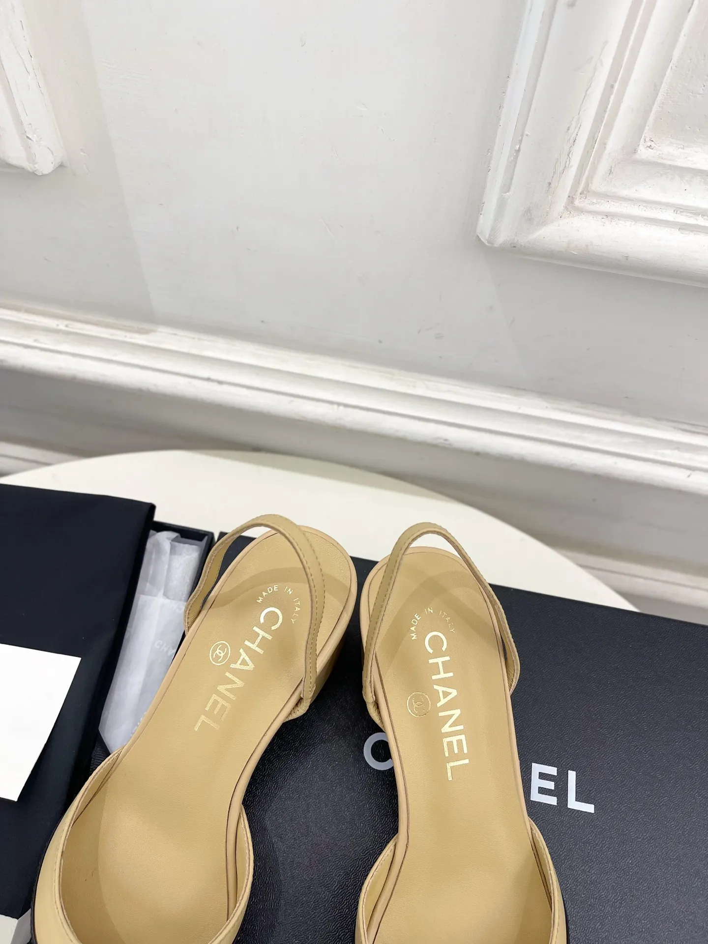 𝐂𝐇𝐀𝐍𝐄𝐋 | 小香 26𝐬𝐬 🦋2026 春夏新品 专柜经典走秀款 小香双C拼色后空粗跟凉鞋 系列上新〰 🍬 BS时尚圈的绝绝子 搭配将演绎着细致 极简 永不褪去的经典元素 💋展现与众不同的穿搭风格美到无话可说 夏季必入款…… ━━━━━ ЅᏇєєt ━━━━━ ▪️鞋面:高定制原版羊皮➕牛漆皮 ▪️内里:进口丝绸羊皮里 ▪️大底:原版意大利真皮大底 ▪️跟高:4.5cm ▪️鞋码: 35-39(40.41定制不退换) ▪出厂价:💰260