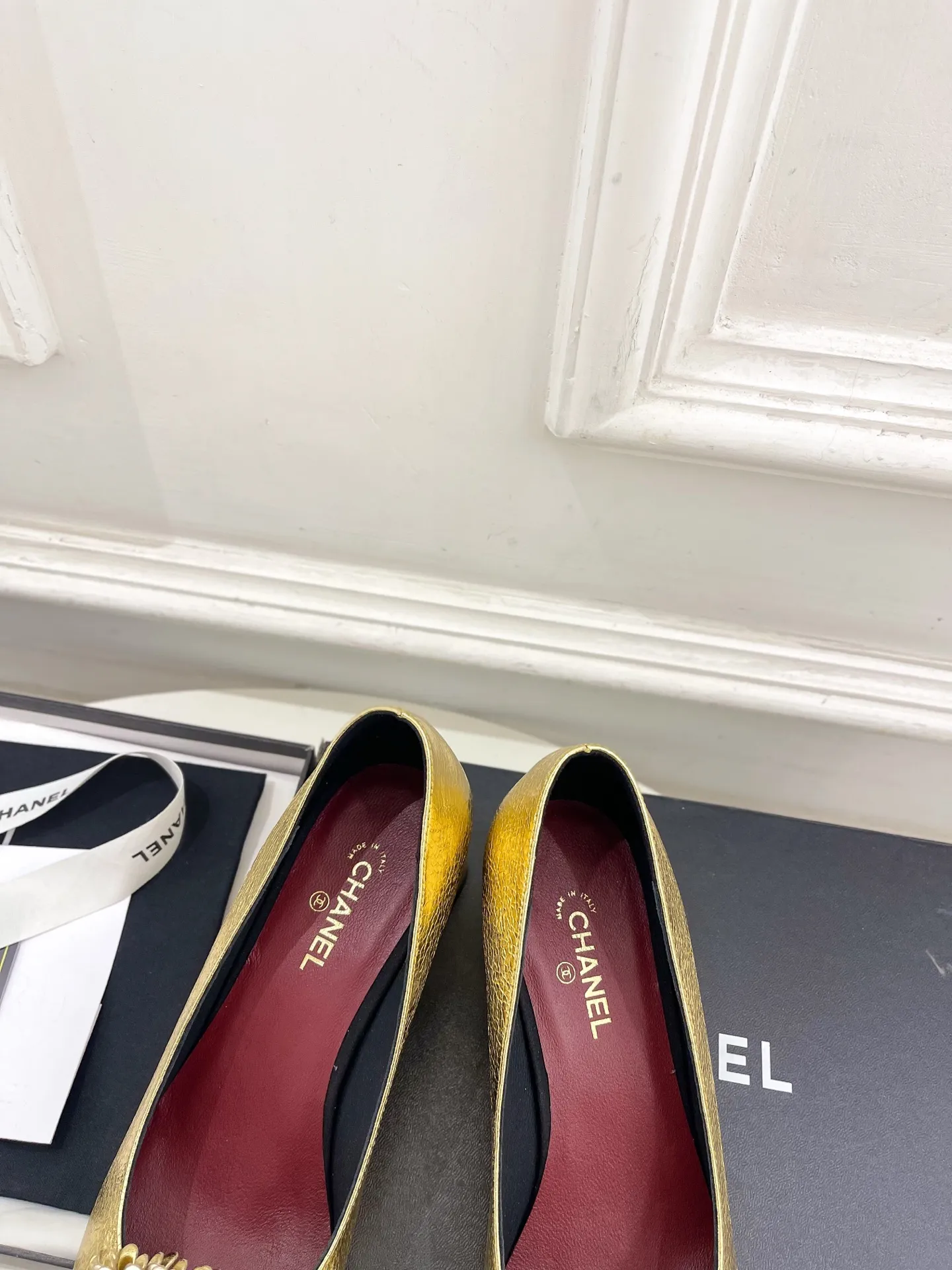 𝐂𝐇𝐀𝐍𝐄𝐋 | 小香 26𝐬𝐬 🦋2026 春夏新品 专柜经典走秀款 小香双C花朵粗跟单鞋 系列上新〰 🍬 BS时尚圈的绝绝子 搭配将演绎着细致 极简 永不褪去的经典元素 💋展现与众不同的穿搭风格美到无话可说 夏季必入款…… ━━━━━ ЅᏇєєt ━━━━━ ▪️鞋面:高定制原版小羊皮 ▪️内里:进口丝绸羊皮里 ▪️大底:原版意大利真皮大底 ▪️跟高:4cm ▪️鞋码: 35-39(40.41定制不退换) ▪出厂价:💰300