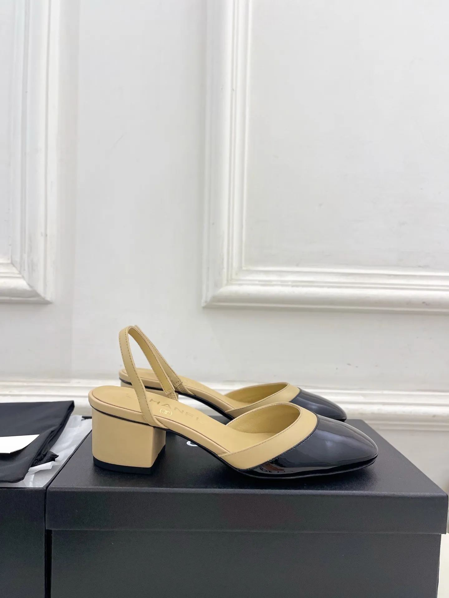 𝐂𝐇𝐀𝐍𝐄𝐋 | 小香 26𝐬𝐬 🦋2026 春夏新品 专柜经典走秀款 小香双C拼色后空粗跟凉鞋 系列上新〰 🍬 BS时尚圈的绝绝子 搭配将演绎着细致 极简 永不褪去的经典元素 💋展现与众不同的穿搭风格美到无话可说 夏季必入款&hellip;&hellip; ━━━━━ ЅᏇєєt ━━━━━ ▪️鞋面：高定制原版羊皮➕牛漆皮 ▪️内里：进口丝绸羊皮里 ▪️大底：原版意大利真皮大底 ▪️跟高：4.5cm ▪️鞋码: 35-39（40.41定制不退换） ▪出厂价：💰260