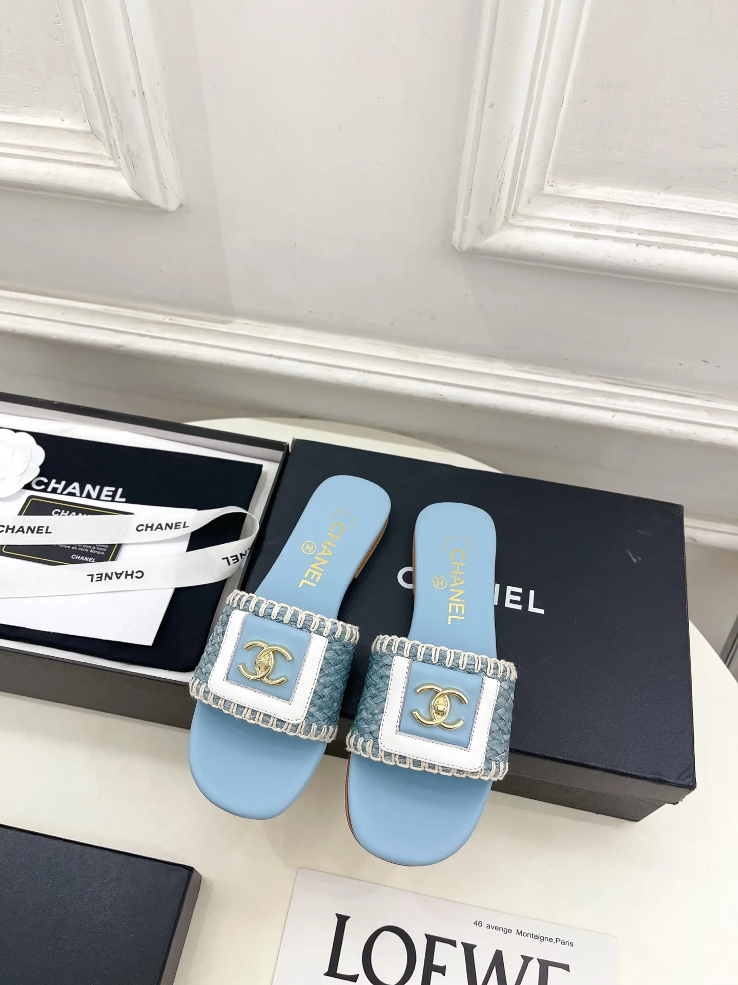 𝐂𝐇𝐀𝐍𝐄𝐋 | 小香 26𝐬𝐬 🦋2026 春夏新品 专柜经典走秀款 小香双C翻盖编织拼色平底拖鞋 系列上新〰 🍬 BS时尚圈的绝绝子 搭配将演绎着细致 极简 永不褪去的经典元素 💋展现与众不同的穿搭风格美到无话可说 夏季必入款&hellip;&hellip; ━━━━━ ЅᏇєєt ━━━━━ ▪️鞋面：原版高定制编织面 ▪️内里：进口丝绸羊皮里 ▪️大底：原版意大利真皮大底 ▪️跟高：平底 ▪️鞋码: 35-39（40.41定制不退换） ▪出厂价：💰260