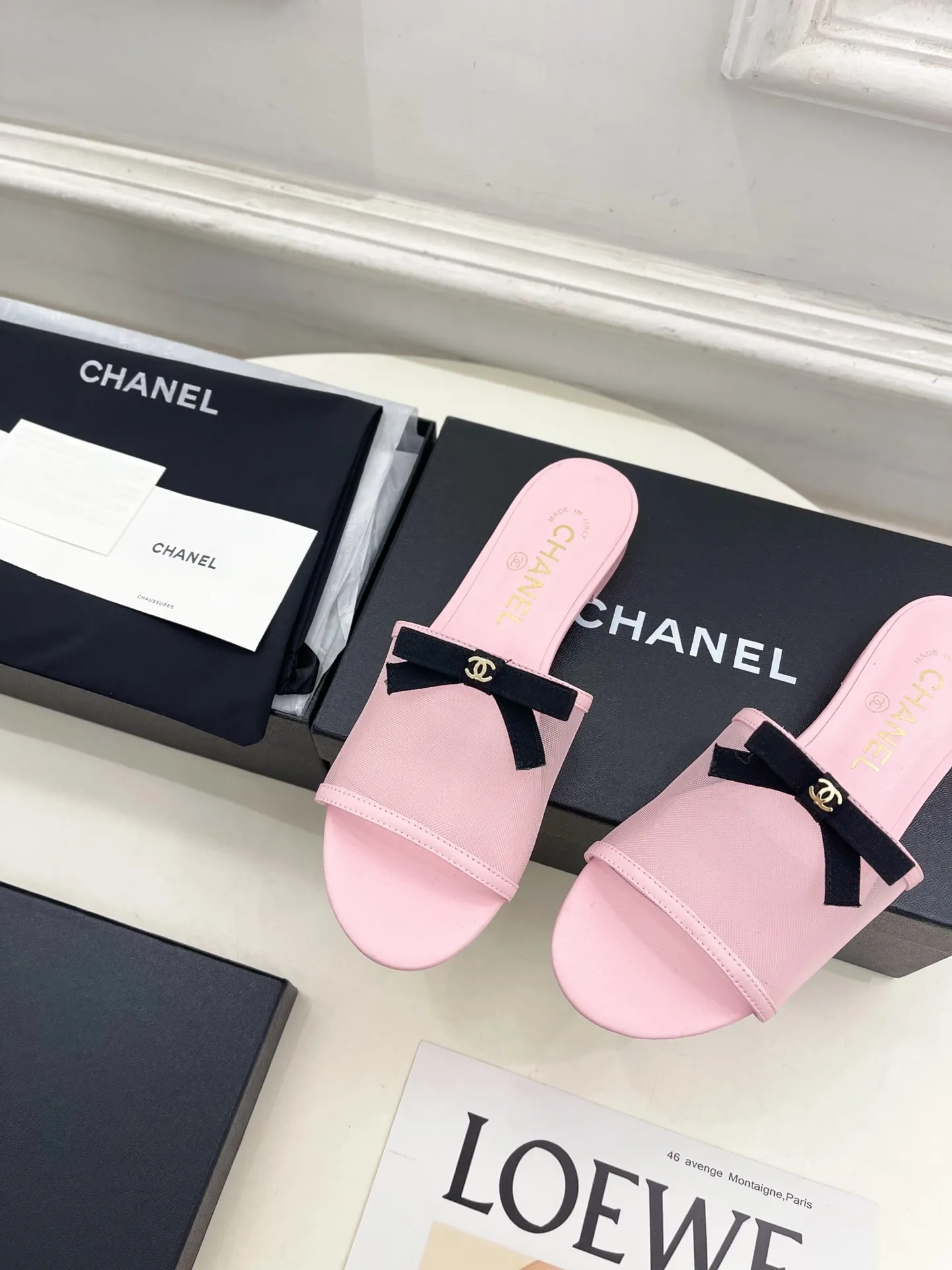 𝐂𝐇𝐀𝐍𝐄𝐋 | 小香 26𝐬𝐬 🦋2026 春夏新品 专柜经典走秀款 小香双C网纱蝴蝶结🎀粗跟拖鞋 系列上新〰 🍬 BS时尚圈的绝绝子 搭配将演绎着细致 极简 永不褪去的经典元素 💋展现与众不同的穿搭风格美到无话可说 夏季必入款&hellip;&hellip; ━━━━━ ЅᏇєєt ━━━━━ ▪️鞋面：高定制原版网纱 ▪️内里：进口丝绸羊皮里 ▪️大底：原版意大利真皮大底 ▪️跟高：1.5cm/5cm ▪️鞋码: 35-39（40.41定制不退换） ▪出厂价：💰220