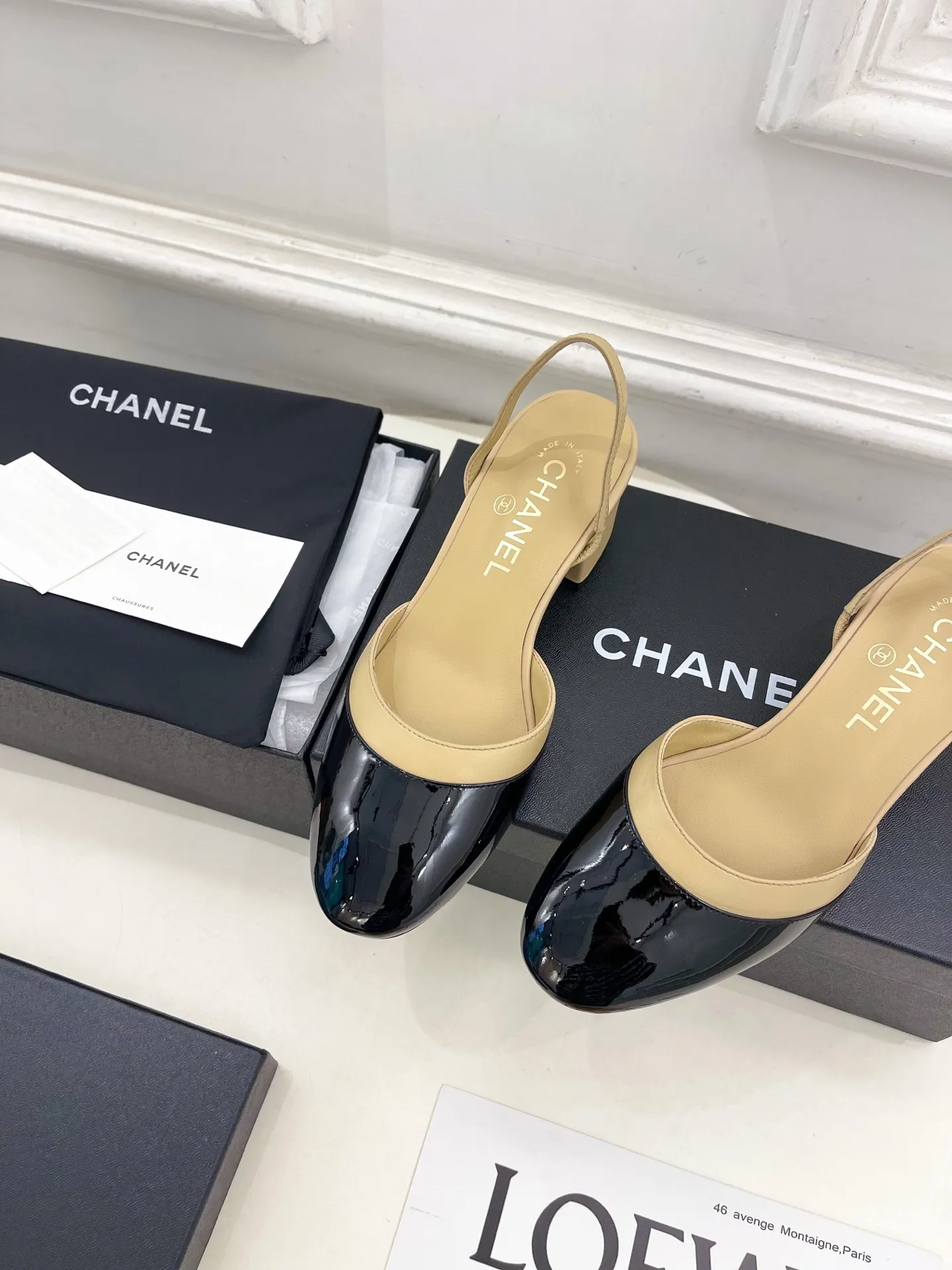 𝐂𝐇𝐀𝐍𝐄𝐋 | 小香 26𝐬𝐬 🦋2026 春夏新品 专柜经典走秀款 小香双C拼色后空粗跟凉鞋 系列上新〰 🍬 BS时尚圈的绝绝子 搭配将演绎着细致 极简 永不褪去的经典元素 💋展现与众不同的穿搭风格美到无话可说 夏季必入款&hellip;&hellip; ━━━━━ ЅᏇєєt ━━━━━ ▪️鞋面：高定制原版羊皮➕牛漆皮 ▪️内里：进口丝绸羊皮里 ▪️大底：原版意大利真皮大底 ▪️跟高：4.5cm ▪️鞋码: 35-39（40.41定制不退换） ▪出厂价：💰260