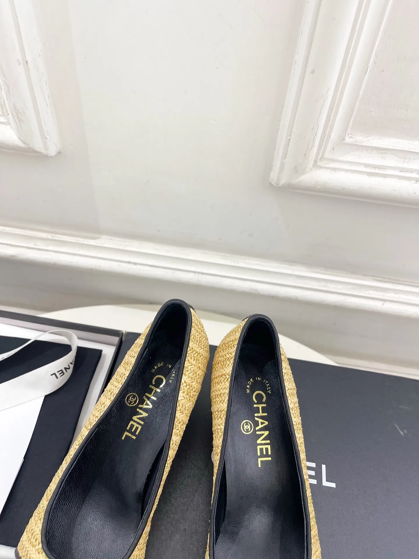 𝐂𝐇𝐀𝐍𝐄𝐋 | 小香 26𝐬𝐬 🦋2026 春夏新品 专柜经典走秀款 小香双C书包扣拼色尖头单鞋 系列上新〰 🍬 BS时尚圈的绝绝子 搭配将演绎着细致 极简 永不褪去的经典元素 💋展现与众不同的穿搭风格美到无话可说 夏季必入款&hellip;&hellip; ━━━━━ ЅᏇєєt ━━━━━ ▪️鞋面：高定制原版小羊皮➕特殊布面 ▪️内里：进口丝绸羊皮里 ▪️大底：原版意大利真皮大底 ▪️跟高：6cm ▪️鞋码: 35-39（40.41定制不退换） ▪出厂价：💰280