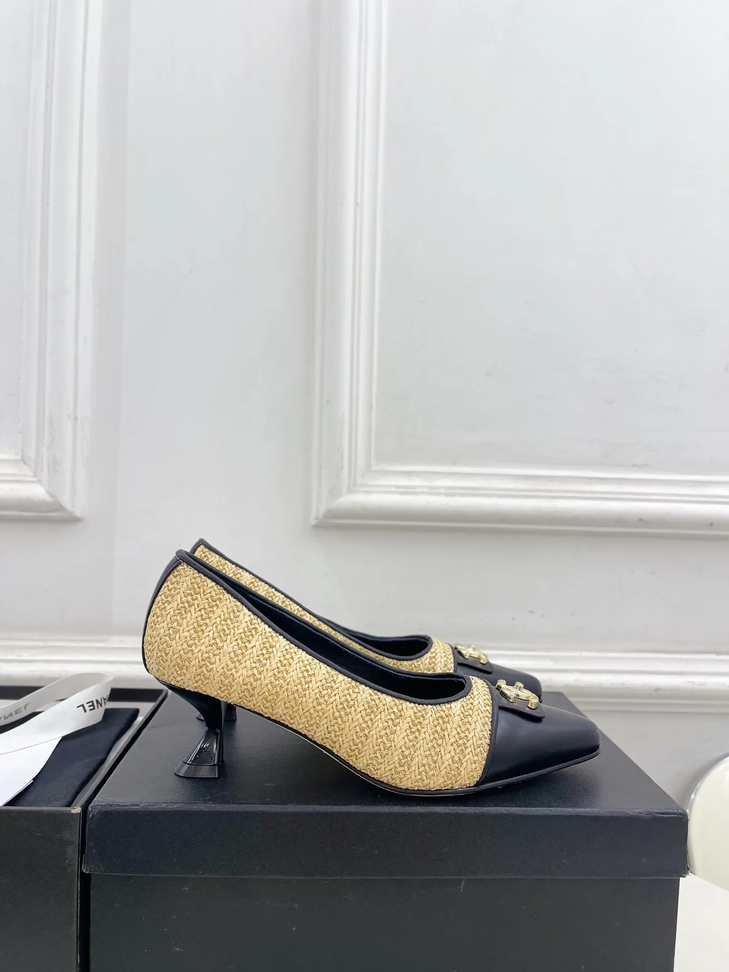 𝐂𝐇𝐀𝐍𝐄𝐋 | 小香 26𝐬𝐬 🦋2026 春夏新品 专柜经典走秀款 小香双C书包扣拼色尖头单鞋 系列上新〰 🍬 BS时尚圈的绝绝子 搭配将演绎着细致 极简 永不褪去的经典元素 💋展现与众不同的穿搭风格美到无话可说 夏季必入款&hellip;&hellip; ━━━━━ ЅᏇєєt ━━━━━ ▪️鞋面：高定制原版小羊皮➕特殊布面 ▪️内里：进口丝绸羊皮里 ▪️大底：原版意大利真皮大底 ▪️跟高：6cm ▪️鞋码: 35-39（40.41定制不退换） ▪出厂价：💰280