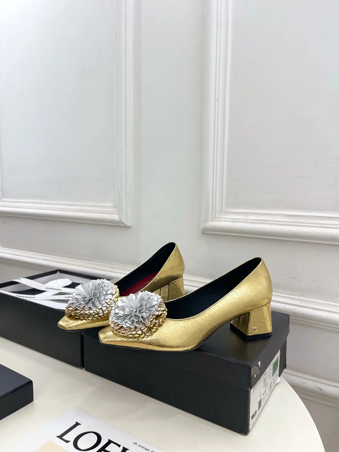 𝐂𝐇𝐀𝐍𝐄𝐋 | 小香 26𝐬𝐬 🦋2026 春夏新品 专柜经典走秀款 小香双C花朵粗跟单鞋 系列上新〰 🍬 BS时尚圈的绝绝子 搭配将演绎着细致 极简 永不褪去的经典元素 💋展现与众不同的穿搭风格美到无话可说 夏季必入款&hellip;&hellip; ━━━━━ ЅᏇєєt ━━━━━ ▪️鞋面：高定制原版小羊皮 ▪️内里：进口丝绸羊皮里 ▪️大底：原版意大利真皮大底 ▪️跟高：4cm ▪️鞋码: 35-39（40.41定制不退换） ▪出厂价：💰300