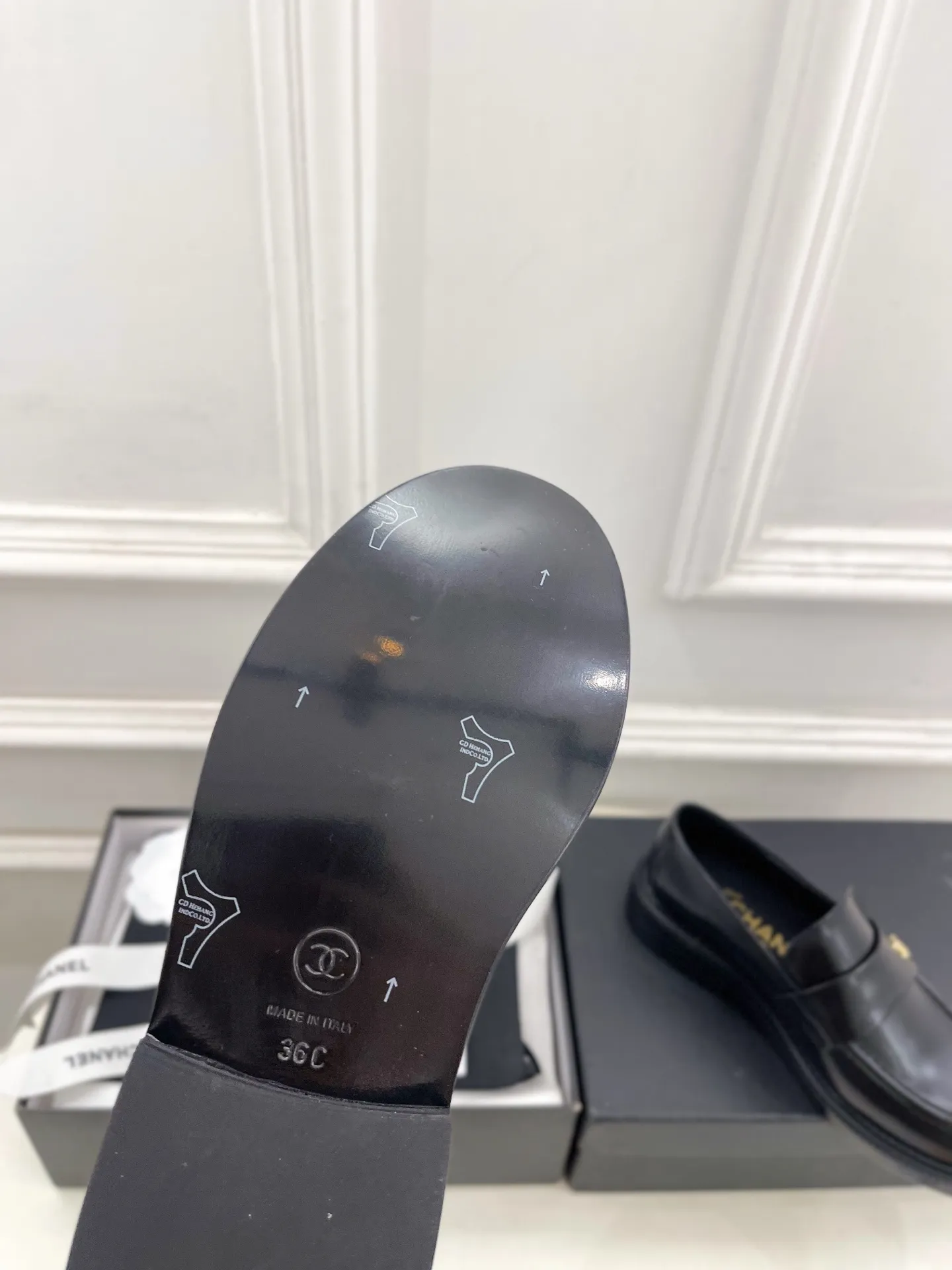 𝐂𝐇𝐀𝐍𝐄𝐋 | 小香 26𝐬𝐬 🦋2026 春夏新品 专柜经典走秀款 小香双C钻扣乐福鞋 系列上新〰 🍬 BS时尚圈的绝绝子 搭配将演绎着细致 极简 永不褪去的经典元素 💋展现与众不同的穿搭风格美到无话可说 夏季必入款&hellip;&hellip; ━━━━━ ЅᏇєєt ━━━━━ ▪️鞋面：高定制原版小牛皮 ▪️内里：进口丝绸羊皮里 ▪️大底：原版意大利真皮大底 ▪️跟高：3cm ▪️鞋码: 35-39（40.41定制不退换） ▪出厂价：💰280