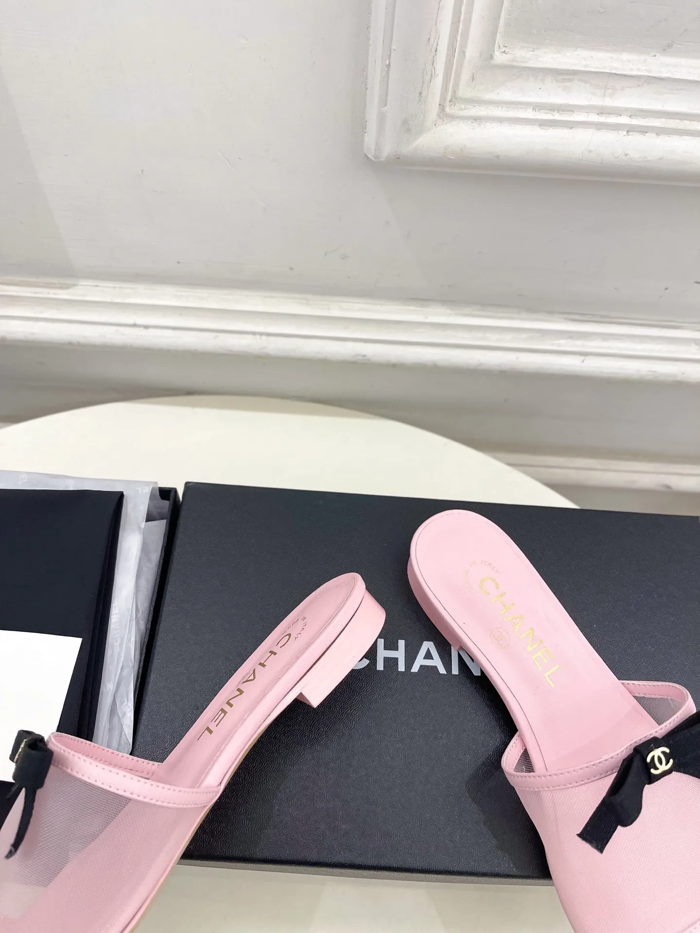 𝐂𝐇𝐀𝐍𝐄𝐋 | 小香 26𝐬𝐬 🦋2026 春夏新品 专柜经典走秀款 小香双C网纱蝴蝶结🎀粗跟拖鞋 系列上新〰 🍬 BS时尚圈的绝绝子 搭配将演绎着细致 极简 永不褪去的经典元素 💋展现与众不同的穿搭风格美到无话可说 夏季必入款…… ━━━━━ ЅᏇєєt ━━━━━ ▪️鞋面:高定制原版网纱 ▪️内里:进口丝绸羊皮里 ▪️大底:原版意大利真皮大底 ▪️跟高:1.5cm/5cm ▪️鞋码: 35-39(40.41定制不退换) ▪出厂价:💰220