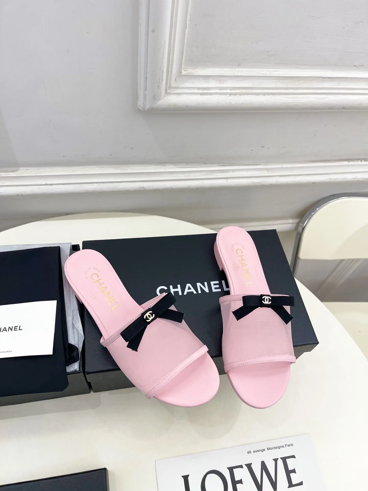 𝐂𝐇𝐀𝐍𝐄𝐋 | 小香 26𝐬𝐬 🦋2026 春夏新品 专柜经典走秀款 小香双C网纱蝴蝶结🎀粗跟拖鞋 系列上新〰 🍬 BS时尚圈的绝绝子 搭配将演绎着细致 极简 永不褪去的经典元素 💋展现与众不同的穿搭风格美到无话可说 夏季必入款&hellip;&hellip; ━━━━━ ЅᏇєєt ━━━━━ ▪️鞋面：高定制原版网纱 ▪️内里：进口丝绸羊皮里 ▪️大底：原版意大利真皮大底 ▪️跟高：1.5cm/5cm ▪️鞋码: 35-39（40.41定制不退换） ▪出厂价：💰220