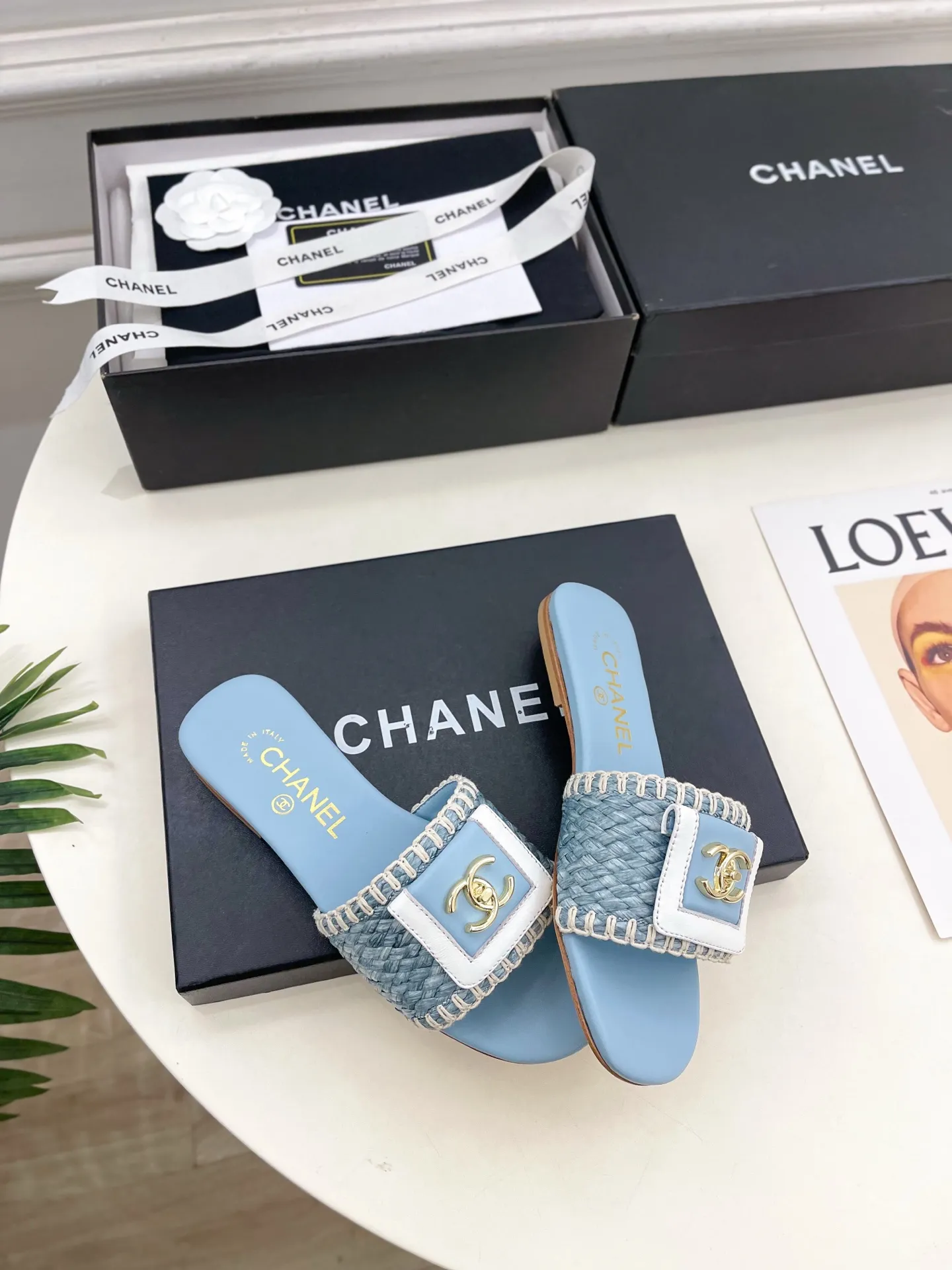 𝐂𝐇𝐀𝐍𝐄𝐋 | 小香 26𝐬𝐬 🦋2026 春夏新品 专柜经典走秀款 小香双C翻盖编织拼色平底拖鞋 系列上新〰 🍬 BS时尚圈的绝绝子 搭配将演绎着细致 极简 永不褪去的经典元素 💋展现与众不同的穿搭风格美到无话可说 夏季必入款&hellip;&hellip; ━━━━━ ЅᏇєєt ━━━━━ ▪️鞋面：原版高定制编织面 ▪️内里：进口丝绸羊皮里 ▪️大底：原版意大利真皮大底 ▪️跟高：平底 ▪️鞋码: 35-39（40.41定制不退换） ▪出厂价：💰260