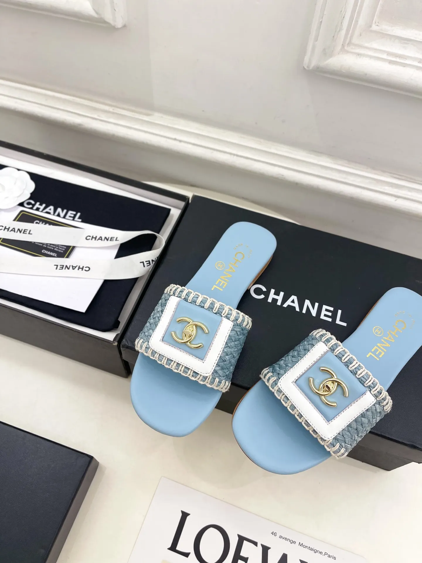 𝐂𝐇𝐀𝐍𝐄𝐋 | 小香 26𝐬𝐬 🦋2026 春夏新品 专柜经典走秀款 小香双C翻盖编织拼色平底拖鞋 系列上新〰 🍬 BS时尚圈的绝绝子 搭配将演绎着细致 极简 永不褪去的经典元素 💋展现与众不同的穿搭风格美到无话可说 夏季必入款&hellip;&hellip; ━━━━━ ЅᏇєєt ━━━━━ ▪️鞋面：原版高定制编织面 ▪️内里：进口丝绸羊皮里 ▪️大底：原版意大利真皮大底 ▪️跟高：平底 ▪️鞋码: 35-39（40.41定制不退换） ▪出厂价：💰260