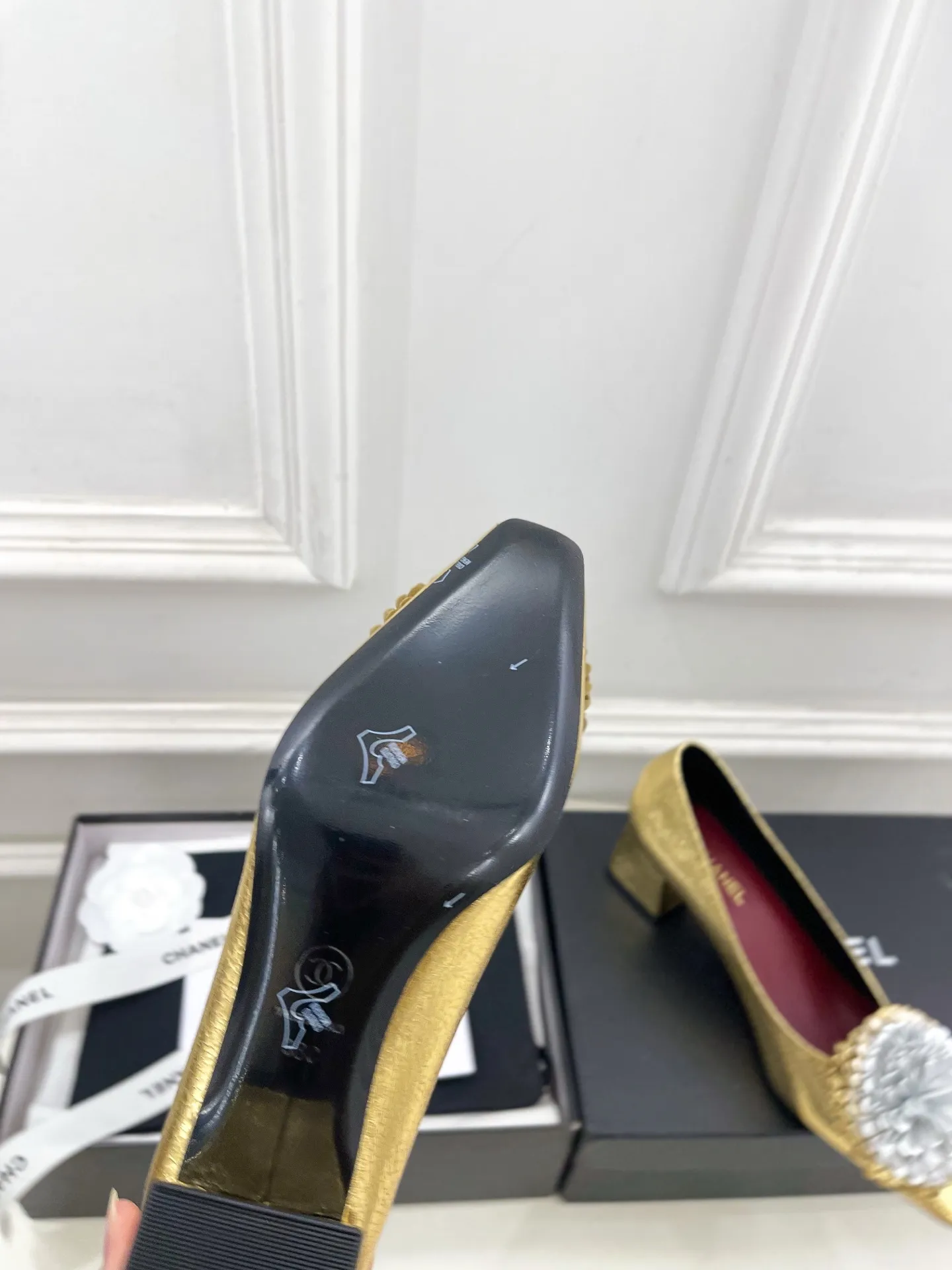 𝐂𝐇𝐀𝐍𝐄𝐋 | 小香 26𝐬𝐬 🦋2026 春夏新品 专柜经典走秀款 小香双C花朵粗跟单鞋 系列上新〰 🍬 BS时尚圈的绝绝子 搭配将演绎着细致 极简 永不褪去的经典元素 💋展现与众不同的穿搭风格美到无话可说 夏季必入款&hellip;&hellip; ━━━━━ ЅᏇєєt ━━━━━ ▪️鞋面：高定制原版小羊皮 ▪️内里：进口丝绸羊皮里 ▪️大底：原版意大利真皮大底 ▪️跟高：4cm ▪️鞋码: 35-39（40.41定制不退换） ▪出厂价：💰300