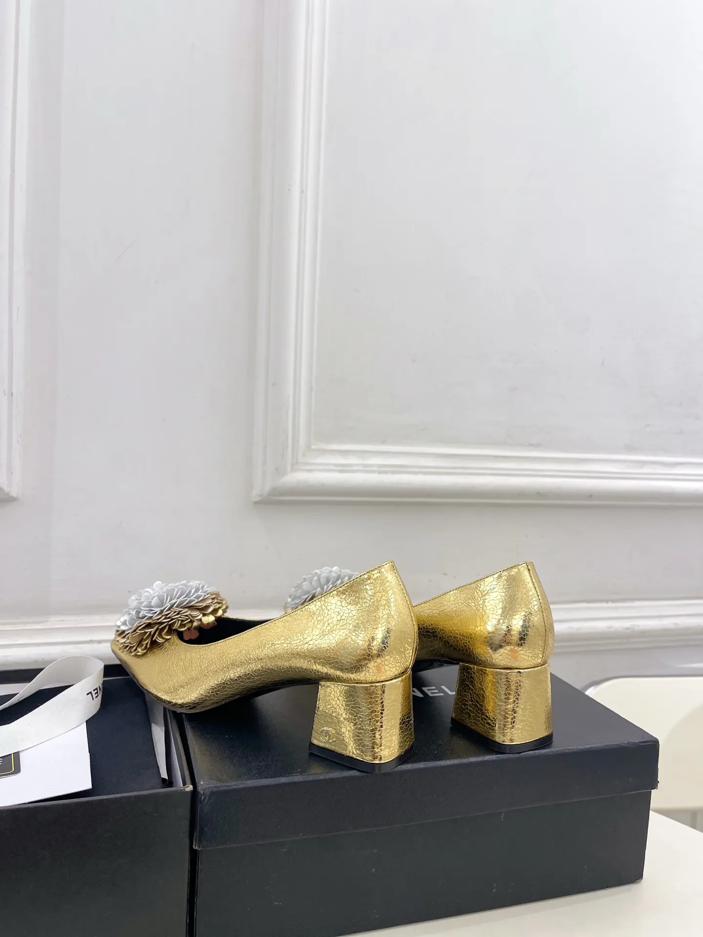 𝐂𝐇𝐀𝐍𝐄𝐋 | 小香 26𝐬𝐬 🦋2026 春夏新品 专柜经典走秀款 小香双C花朵粗跟单鞋 系列上新〰 🍬 BS时尚圈的绝绝子 搭配将演绎着细致 极简 永不褪去的经典元素 💋展现与众不同的穿搭风格美到无话可说 夏季必入款…… ━━━━━ ЅᏇєєt ━━━━━ ▪️鞋面:高定制原版小羊皮 ▪️内里:进口丝绸羊皮里 ▪️大底:原版意大利真皮大底 ▪️跟高:4cm ▪️鞋码: 35-39(40.41定制不退换) ▪出厂价:💰300