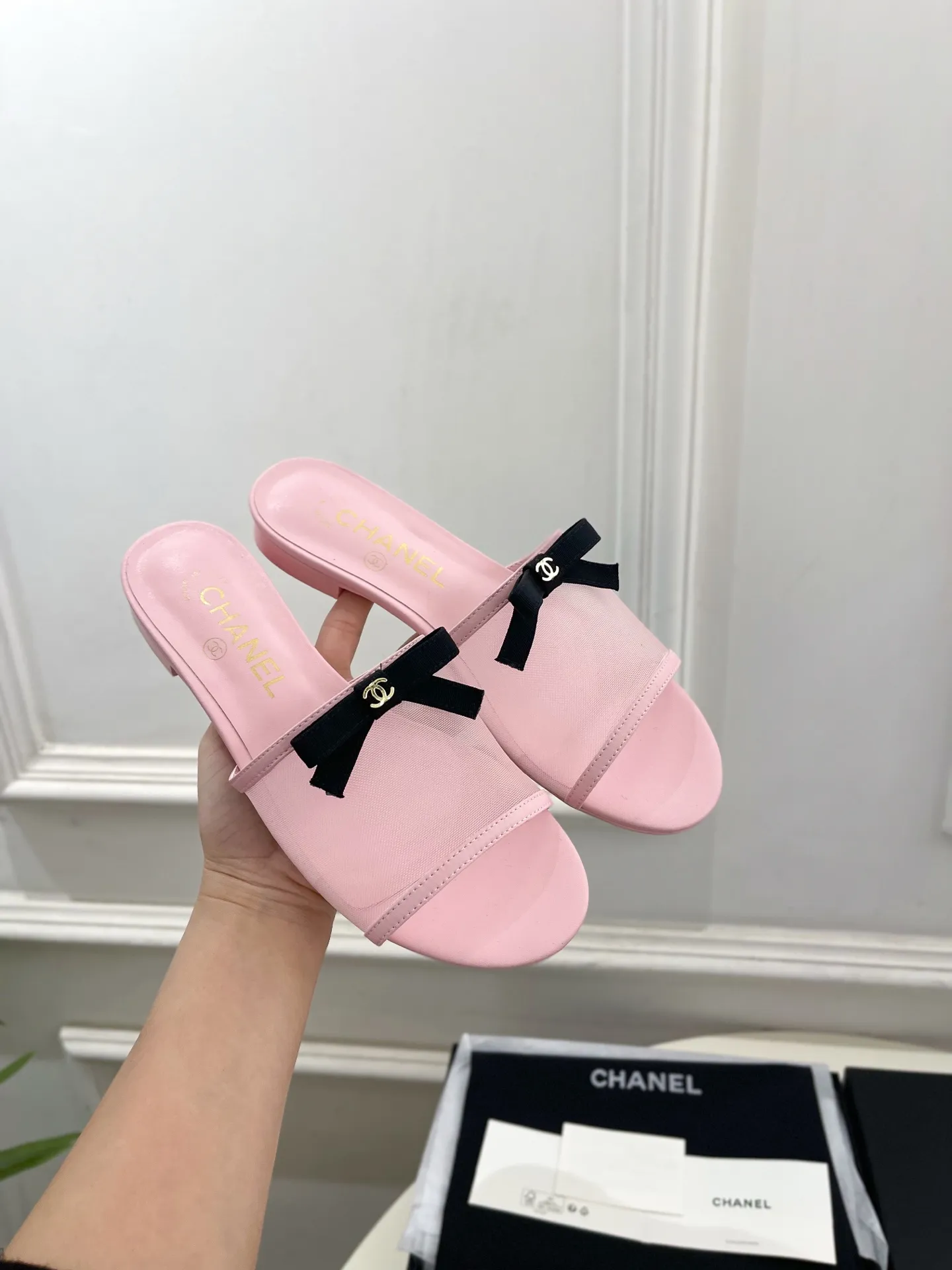 𝐂𝐇𝐀𝐍𝐄𝐋 | 小香 26𝐬𝐬 🦋2026 春夏新品 专柜经典走秀款 小香双C网纱蝴蝶结🎀粗跟拖鞋 系列上新〰 🍬 BS时尚圈的绝绝子 搭配将演绎着细致 极简 永不褪去的经典元素 💋展现与众不同的穿搭风格美到无话可说 夏季必入款…… ━━━━━ ЅᏇєєt ━━━━━ ▪️鞋面:高定制原版网纱 ▪️内里:进口丝绸羊皮里 ▪️大底:原版意大利真皮大底 ▪️跟高:1.5cm/5cm ▪️鞋码: 35-39(40.41定制不退换) ▪出厂价:💰220