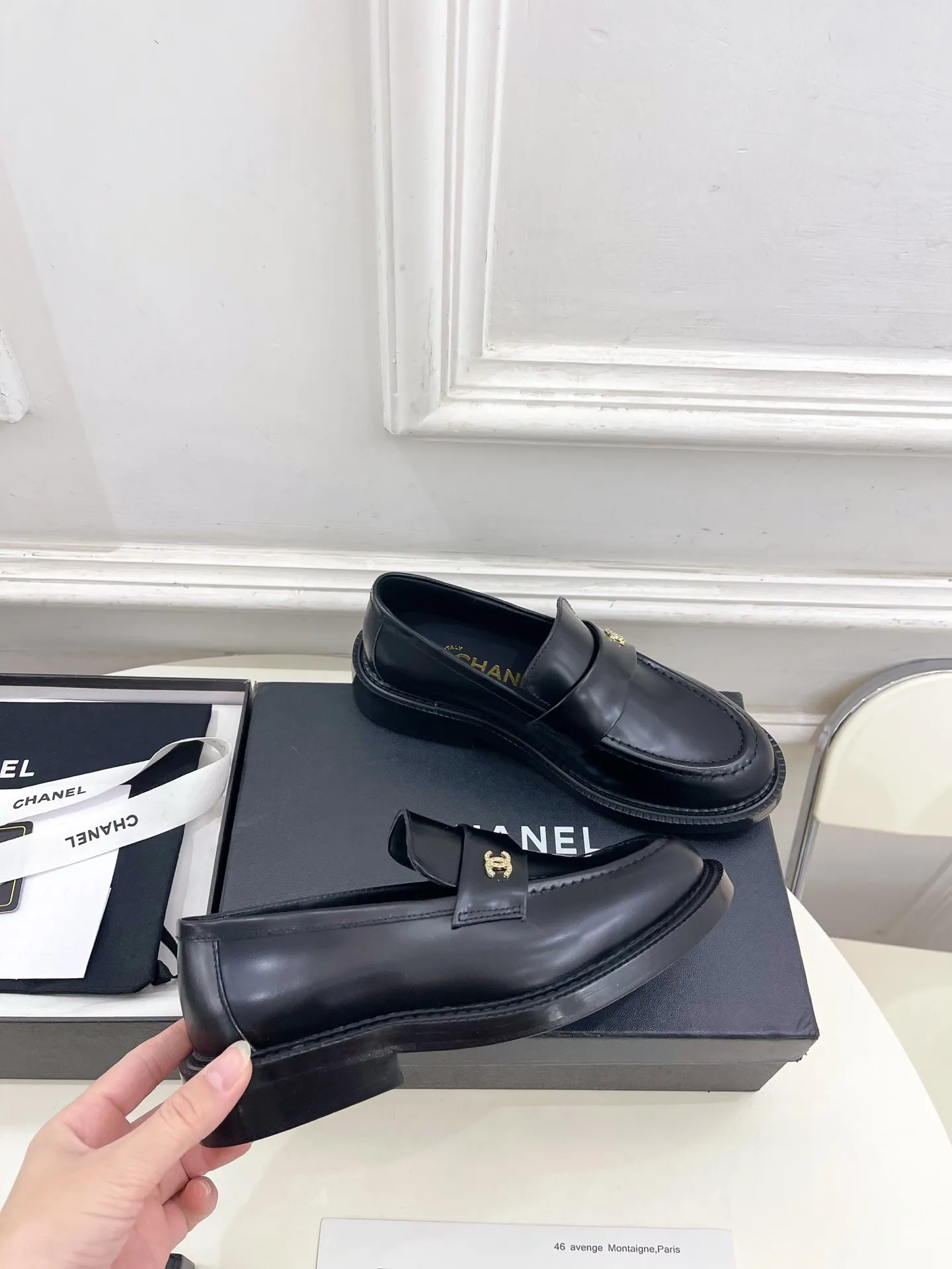 𝐂𝐇𝐀𝐍𝐄𝐋 | 小香 26𝐬𝐬 🦋2026 春夏新品 专柜经典走秀款 小香双C钻扣乐福鞋 系列上新〰 🍬 BS时尚圈的绝绝子 搭配将演绎着细致 极简 永不褪去的经典元素 💋展现与众不同的穿搭风格美到无话可说 夏季必入款…… ━━━━━ ЅᏇєєt ━━━━━ ▪️鞋面:高定制原版小牛皮 ▪️内里:进口丝绸羊皮里 ▪️大底:原版意大利真皮大底 ▪️跟高:3cm ▪️鞋码: 35-39(40.41定制不退换) ▪出厂价:💰280