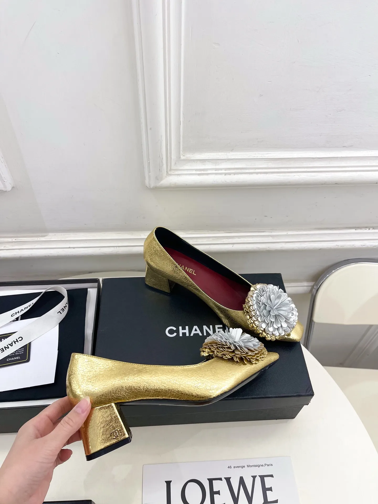 𝐂𝐇𝐀𝐍𝐄𝐋 | 小香 26𝐬𝐬 🦋2026 春夏新品 专柜经典走秀款 小香双C花朵粗跟单鞋 系列上新〰 🍬 BS时尚圈的绝绝子 搭配将演绎着细致 极简 永不褪去的经典元素 💋展现与众不同的穿搭风格美到无话可说 夏季必入款…… ━━━━━ ЅᏇєєt ━━━━━ ▪️鞋面:高定制原版小羊皮 ▪️内里:进口丝绸羊皮里 ▪️大底:原版意大利真皮大底 ▪️跟高:4cm ▪️鞋码: 35-39(40.41定制不退换) ▪出厂价:💰300