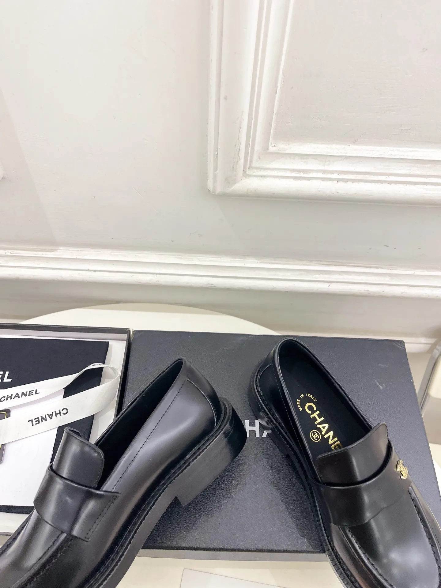 𝐂𝐇𝐀𝐍𝐄𝐋 | 小香 26𝐬𝐬 🦋2026 春夏新品 专柜经典走秀款 小香双C钻扣乐福鞋 系列上新〰 🍬 BS时尚圈的绝绝子 搭配将演绎着细致 极简 永不褪去的经典元素 💋展现与众不同的穿搭风格美到无话可说 夏季必入款…… ━━━━━ ЅᏇєєt ━━━━━ ▪️鞋面:高定制原版小牛皮 ▪️内里:进口丝绸羊皮里 ▪️大底:原版意大利真皮大底 ▪️跟高:3cm ▪️鞋码: 35-39(40.41定制不退换) ▪出厂价:💰280