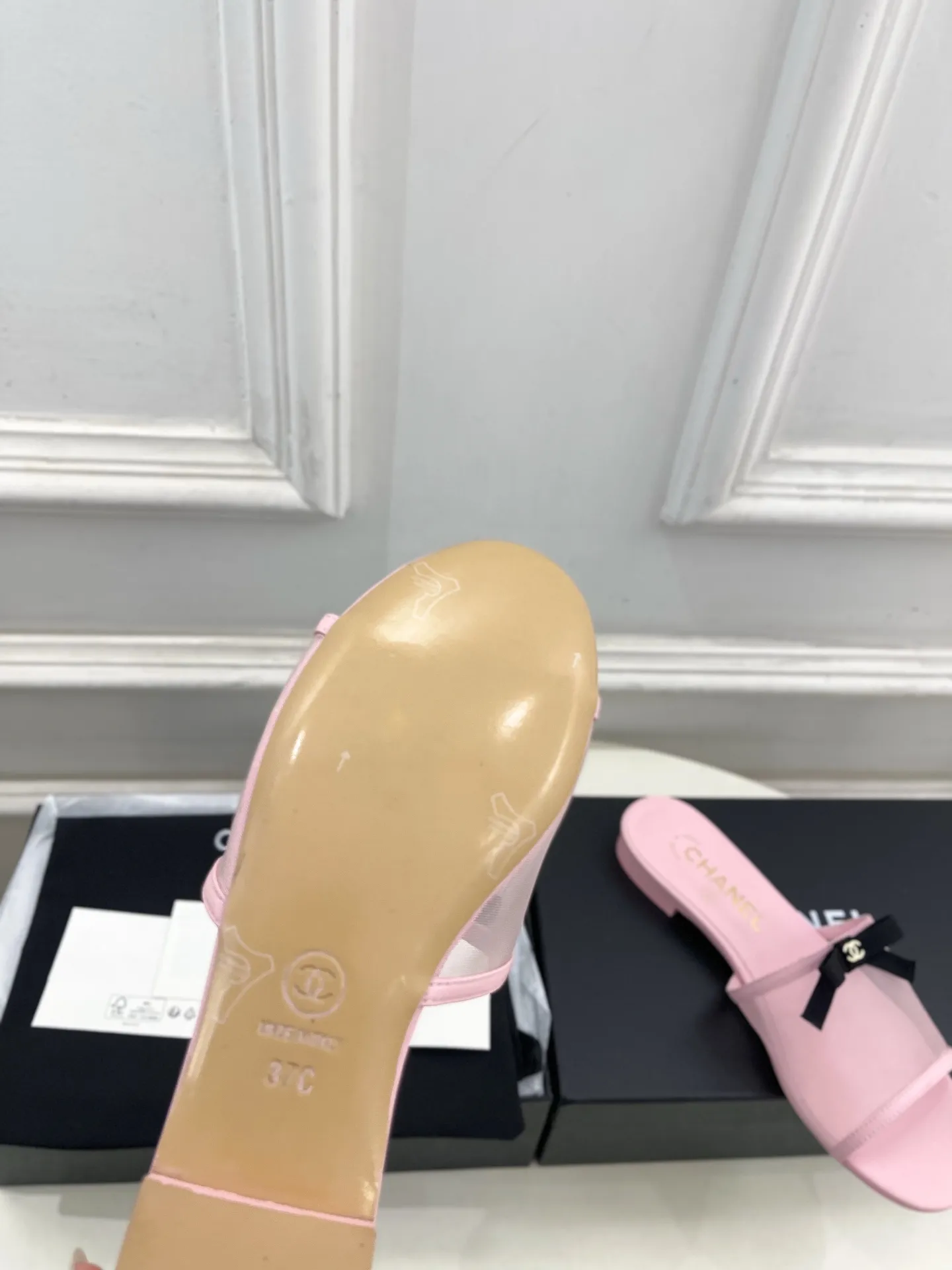 𝐂𝐇𝐀𝐍𝐄𝐋 | 小香 26𝐬𝐬 🦋2026 春夏新品 专柜经典走秀款 小香双C网纱蝴蝶结🎀粗跟拖鞋 系列上新〰 🍬 BS时尚圈的绝绝子 搭配将演绎着细致 极简 永不褪去的经典元素 💋展现与众不同的穿搭风格美到无话可说 夏季必入款…… ━━━━━ ЅᏇєєt ━━━━━ ▪️鞋面:高定制原版网纱 ▪️内里:进口丝绸羊皮里 ▪️大底:原版意大利真皮大底 ▪️跟高:1.5cm/5cm ▪️鞋码: 35-39(40.41定制不退换) ▪出厂价:💰220