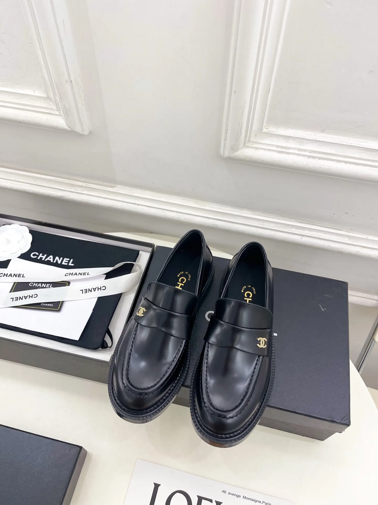 𝐂𝐇𝐀𝐍𝐄𝐋 | 小香 26𝐬𝐬 🦋2026 春夏新品 专柜经典走秀款 小香双C钻扣乐福鞋 系列上新〰 🍬 BS时尚圈的绝绝子 搭配将演绎着细致 极简 永不褪去的经典元素 💋展现与众不同的穿搭风格美到无话可说 夏季必入款&hellip;&hellip; ━━━━━ ЅᏇєєt ━━━━━ ▪️鞋面：高定制原版小牛皮 ▪️内里：进口丝绸羊皮里 ▪️大底：原版意大利真皮大底 ▪️跟高：3cm ▪️鞋码: 35-39（40.41定制不退换） ▪出厂价：💰280