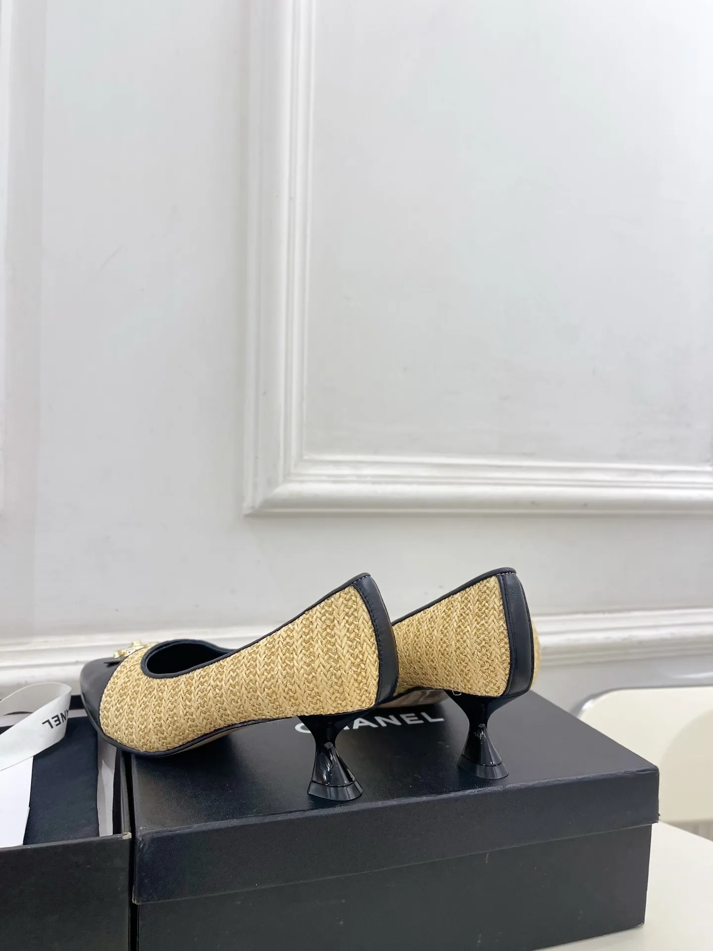 𝐂𝐇𝐀𝐍𝐄𝐋 | 小香 26𝐬𝐬 🦋2026 春夏新品 专柜经典走秀款 小香双C书包扣拼色尖头单鞋 系列上新〰 🍬 BS时尚圈的绝绝子 搭配将演绎着细致 极简 永不褪去的经典元素 💋展现与众不同的穿搭风格美到无话可说 夏季必入款&hellip;&hellip; ━━━━━ ЅᏇєєt ━━━━━ ▪️鞋面：高定制原版小羊皮➕特殊布面 ▪️内里：进口丝绸羊皮里 ▪️大底：原版意大利真皮大底 ▪️跟高：6cm ▪️鞋码: 35-39（40.41定制不退换） ▪出厂价：💰280