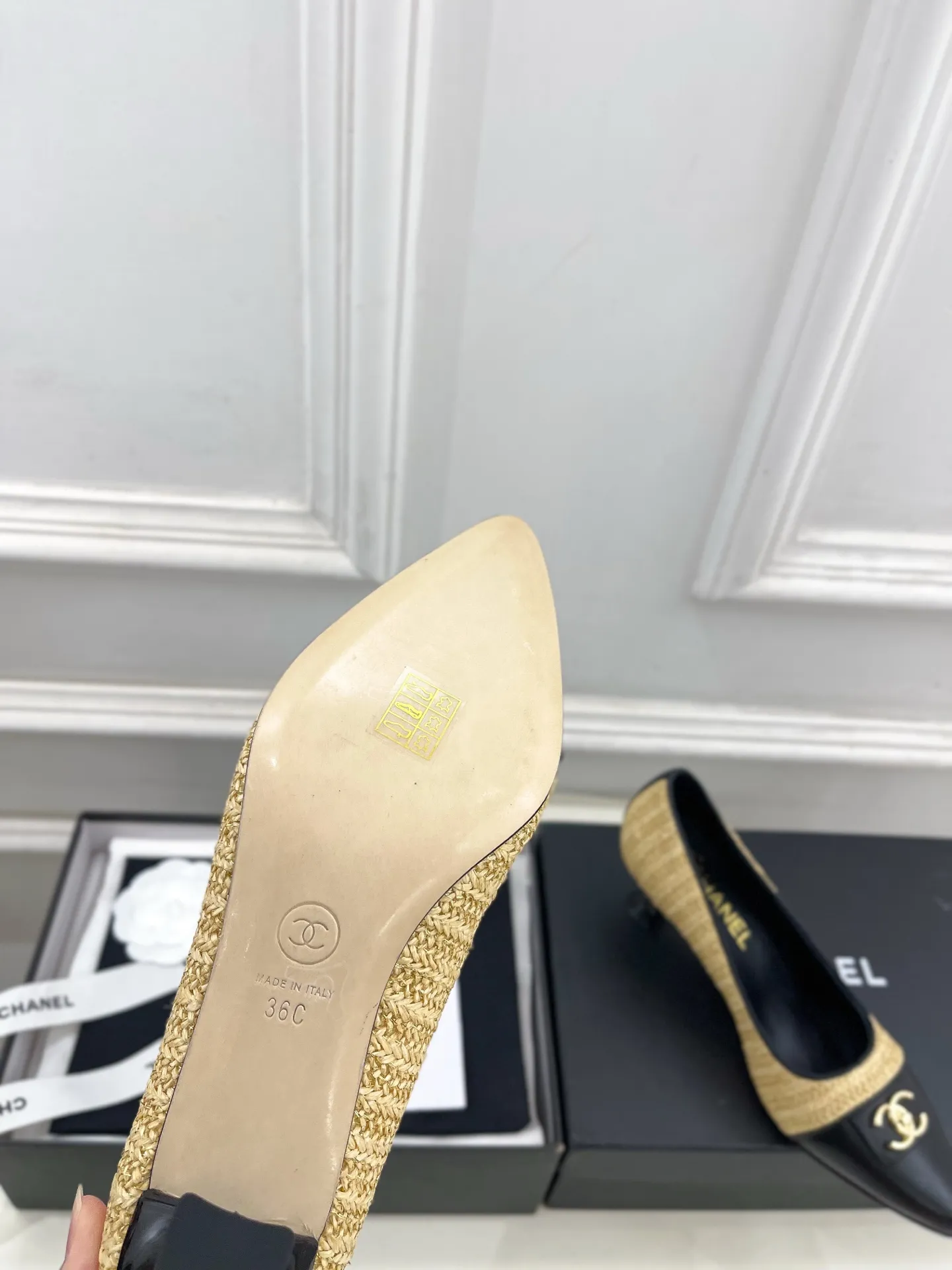 𝐂𝐇𝐀𝐍𝐄𝐋 | 小香 26𝐬𝐬 🦋2026 春夏新品 专柜经典走秀款 小香双C书包扣拼色尖头单鞋 系列上新〰 🍬 BS时尚圈的绝绝子 搭配将演绎着细致 极简 永不褪去的经典元素 💋展现与众不同的穿搭风格美到无话可说 夏季必入款&hellip;&hellip; ━━━━━ ЅᏇєєt ━━━━━ ▪️鞋面：高定制原版小羊皮➕特殊布面 ▪️内里：进口丝绸羊皮里 ▪️大底：原版意大利真皮大底 ▪️跟高：6cm ▪️鞋码: 35-39（40.41定制不退换） ▪出厂价：💰280