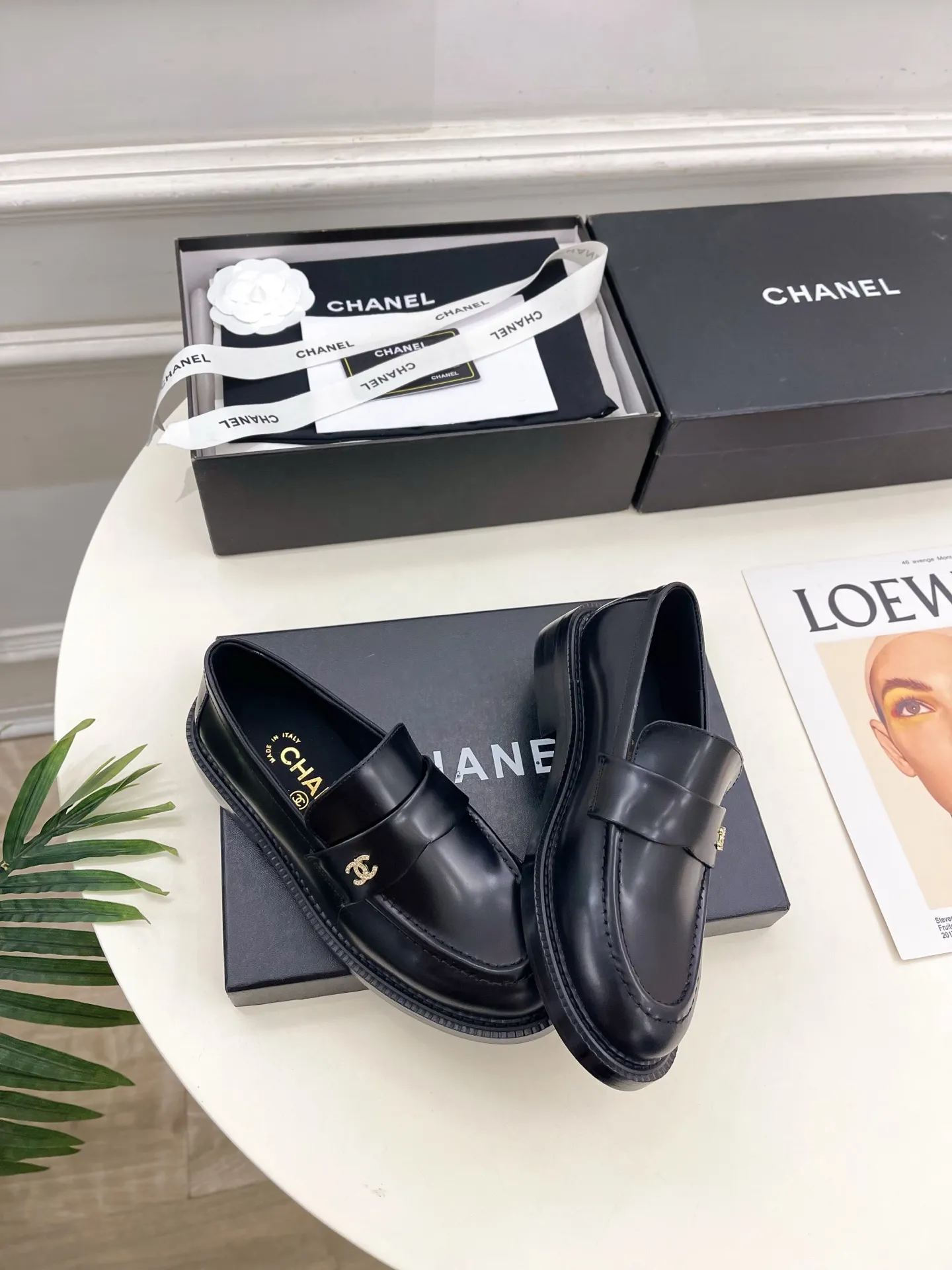 𝐂𝐇𝐀𝐍𝐄𝐋 | 小香 26𝐬𝐬 🦋2026 春夏新品 专柜经典走秀款 小香双C钻扣乐福鞋 系列上新〰 🍬 BS时尚圈的绝绝子 搭配将演绎着细致 极简 永不褪去的经典元素 💋展现与众不同的穿搭风格美到无话可说 夏季必入款&hellip;&hellip; ━━━━━ ЅᏇєєt ━━━━━ ▪️鞋面：高定制原版小牛皮 ▪️内里：进口丝绸羊皮里 ▪️大底：原版意大利真皮大底 ▪️跟高：3cm ▪️鞋码: 35-39（40.41定制不退换） ▪出厂价：💰280