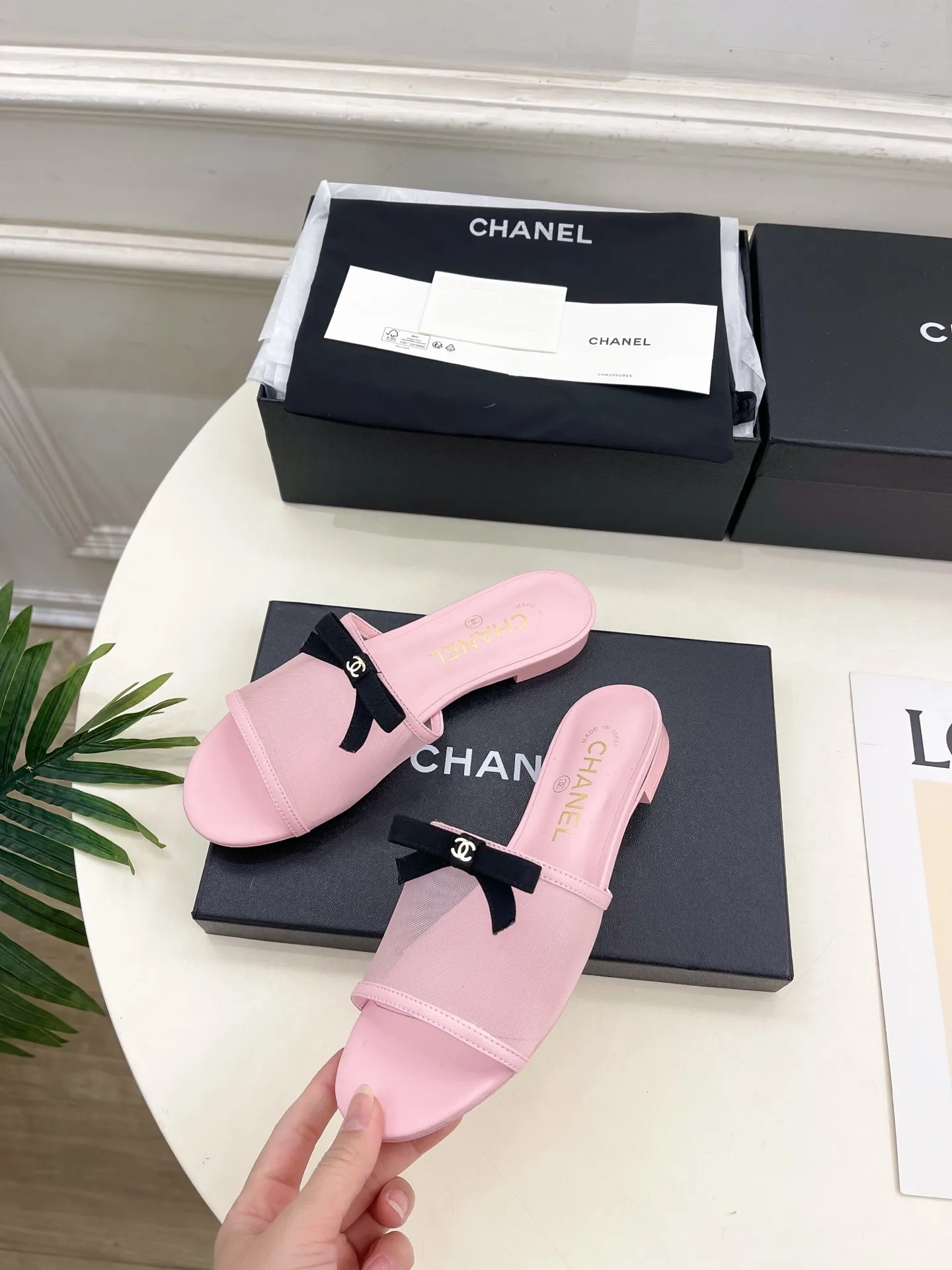 𝐂𝐇𝐀𝐍𝐄𝐋 | 小香 26𝐬𝐬 🦋2026 春夏新品 专柜经典走秀款 小香双C网纱蝴蝶结🎀粗跟拖鞋 系列上新〰 🍬 BS时尚圈的绝绝子 搭配将演绎着细致 极简 永不褪去的经典元素 💋展现与众不同的穿搭风格美到无话可说 夏季必入款…… ━━━━━ ЅᏇєєt ━━━━━ ▪️鞋面:高定制原版网纱 ▪️内里:进口丝绸羊皮里 ▪️大底:原版意大利真皮大底 ▪️跟高:1.5cm/5cm ▪️鞋码: 35-39(40.41定制不退换) ▪出厂价:💰220