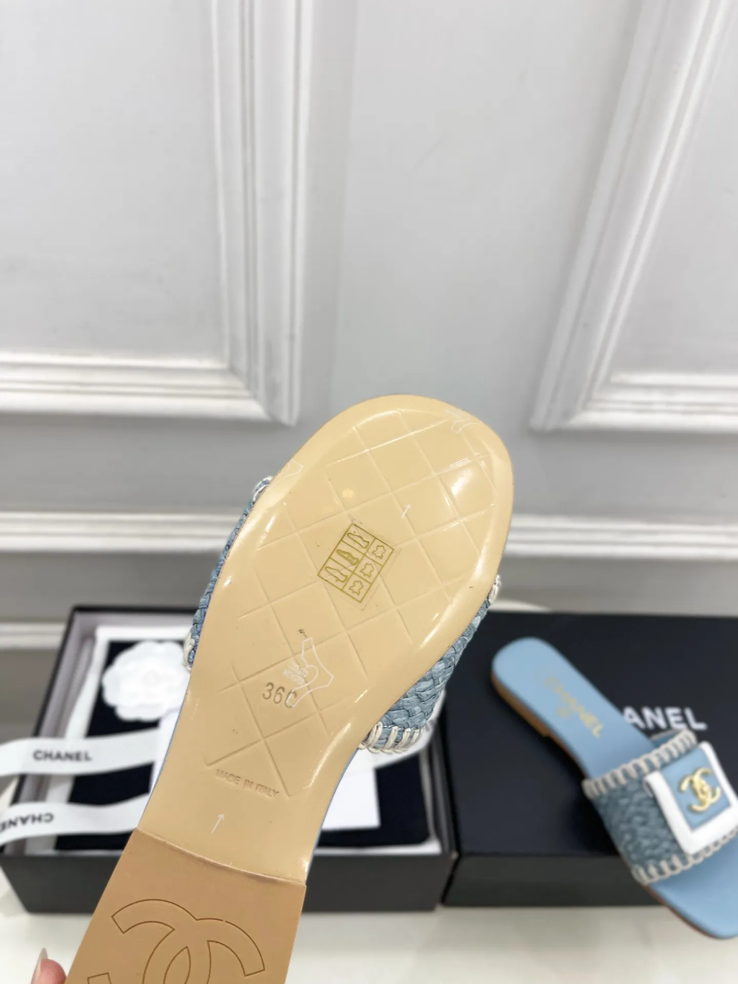 𝐂𝐇𝐀𝐍𝐄𝐋 | 小香 26𝐬𝐬 🦋2026 春夏新品 专柜经典走秀款 小香双C翻盖编织拼色平底拖鞋 系列上新〰 🍬 BS时尚圈的绝绝子 搭配将演绎着细致 极简 永不褪去的经典元素 💋展现与众不同的穿搭风格美到无话可说 夏季必入款&hellip;&hellip; ━━━━━ ЅᏇєєt ━━━━━ ▪️鞋面：原版高定制编织面 ▪️内里：进口丝绸羊皮里 ▪️大底：原版意大利真皮大底 ▪️跟高：平底 ▪️鞋码: 35-39（40.41定制不退换） ▪出厂价：💰260