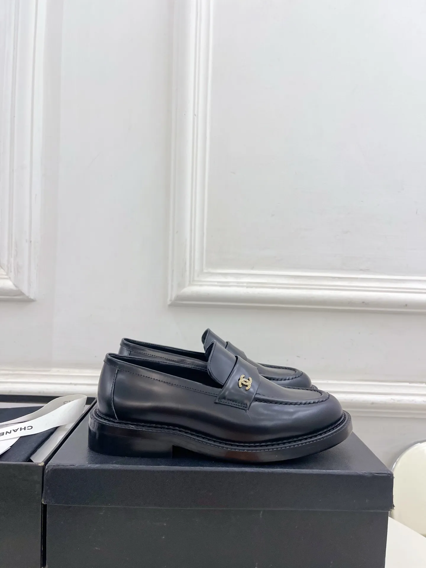 𝐂𝐇𝐀𝐍𝐄𝐋 | 小香 26𝐬𝐬 🦋2026 春夏新品 专柜经典走秀款 小香双C钻扣乐福鞋 系列上新〰 🍬 BS时尚圈的绝绝子 搭配将演绎着细致 极简 永不褪去的经典元素 💋展现与众不同的穿搭风格美到无话可说 夏季必入款…… ━━━━━ ЅᏇєєt ━━━━━ ▪️鞋面:高定制原版小牛皮 ▪️内里:进口丝绸羊皮里 ▪️大底:原版意大利真皮大底 ▪️跟高:3cm ▪️鞋码: 35-39(40.41定制不退换) ▪出厂价:💰280