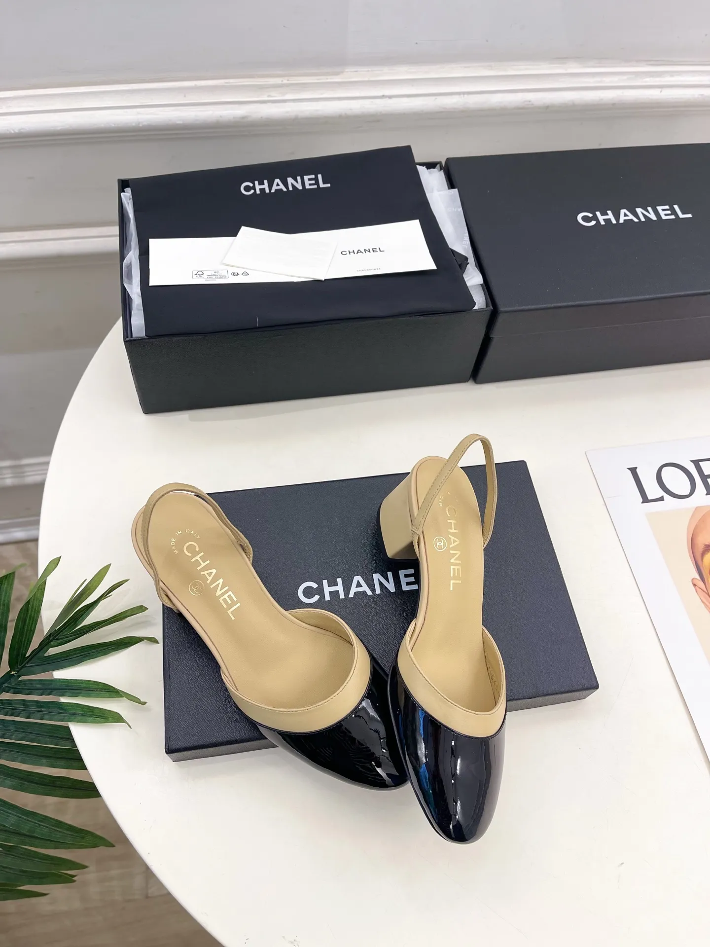 𝐂𝐇𝐀𝐍𝐄𝐋 | 小香 26𝐬𝐬 🦋2026 春夏新品 专柜经典走秀款 小香双C拼色后空粗跟凉鞋 系列上新〰 🍬 BS时尚圈的绝绝子 搭配将演绎着细致 极简 永不褪去的经典元素 💋展现与众不同的穿搭风格美到无话可说 夏季必入款…… ━━━━━ ЅᏇєєt ━━━━━ ▪️鞋面:高定制原版羊皮➕牛漆皮 ▪️内里:进口丝绸羊皮里 ▪️大底:原版意大利真皮大底 ▪️跟高:4.5cm ▪️鞋码: 35-39(40.41定制不退换) ▪出厂价:💰260