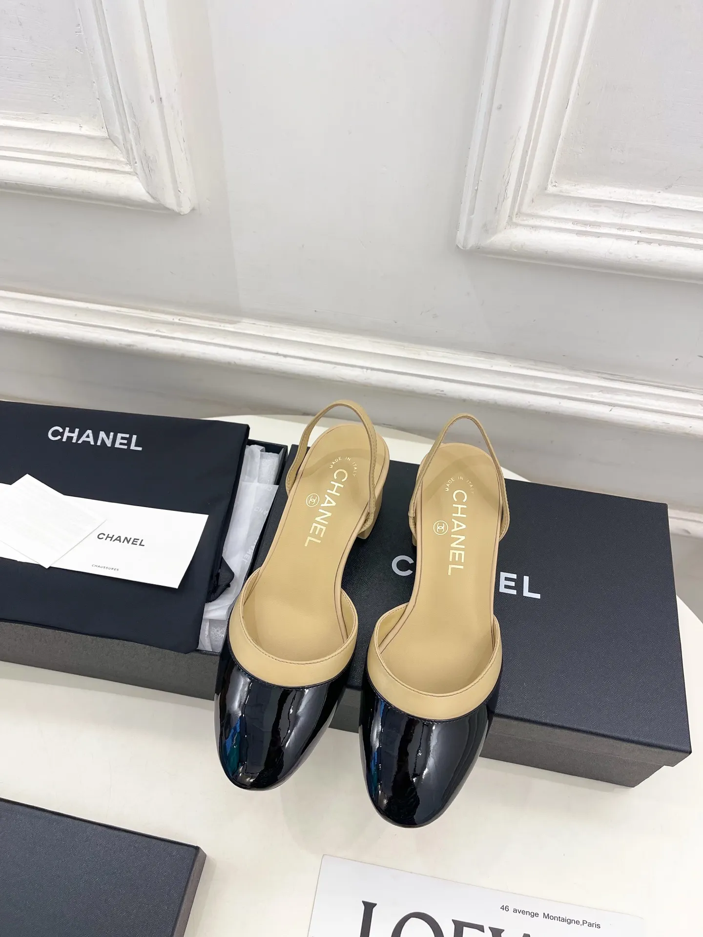 𝐂𝐇𝐀𝐍𝐄𝐋 | 小香 26𝐬𝐬 🦋2026 春夏新品 专柜经典走秀款 小香双C拼色后空粗跟凉鞋 系列上新〰 🍬 BS时尚圈的绝绝子 搭配将演绎着细致 极简 永不褪去的经典元素 💋展现与众不同的穿搭风格美到无话可说 夏季必入款&hellip;&hellip; ━━━━━ ЅᏇєєt ━━━━━ ▪️鞋面：高定制原版羊皮➕牛漆皮 ▪️内里：进口丝绸羊皮里 ▪️大底：原版意大利真皮大底 ▪️跟高：4.5cm ▪️鞋码: 35-39（40.41定制不退换） ▪出厂价：💰260