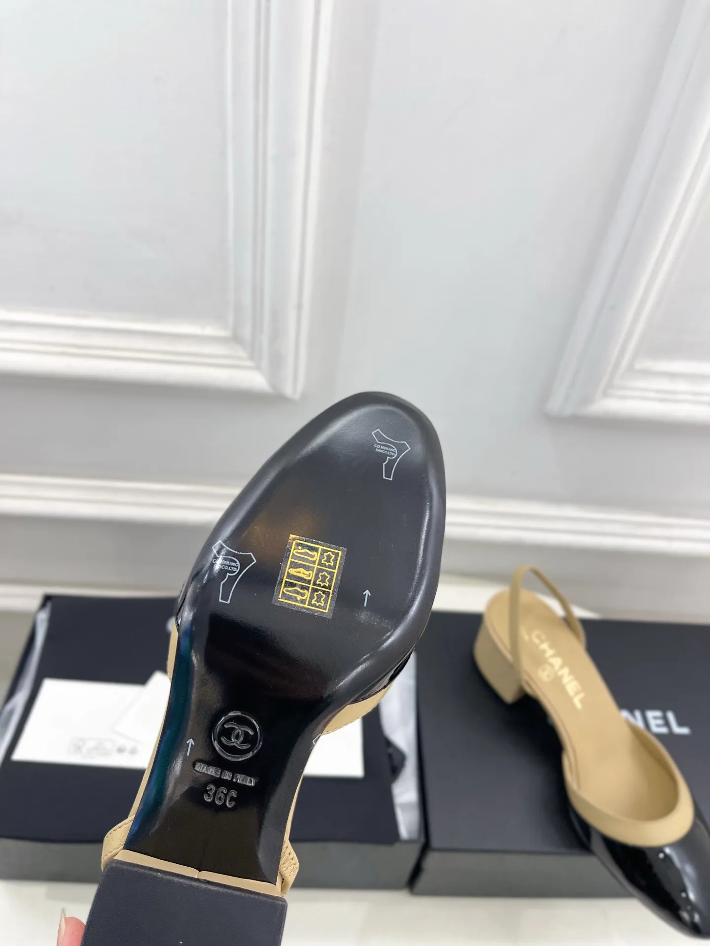 𝐂𝐇𝐀𝐍𝐄𝐋 | 小香 26𝐬𝐬 🦋2026 春夏新品 专柜经典走秀款 小香双C拼色后空粗跟凉鞋 系列上新〰 🍬 BS时尚圈的绝绝子 搭配将演绎着细致 极简 永不褪去的经典元素 💋展现与众不同的穿搭风格美到无话可说 夏季必入款…… ━━━━━ ЅᏇєєt ━━━━━ ▪️鞋面:高定制原版羊皮➕牛漆皮 ▪️内里:进口丝绸羊皮里 ▪️大底:原版意大利真皮大底 ▪️跟高:4.5cm ▪️鞋码: 35-39(40.41定制不退换) ▪出厂价:💰260