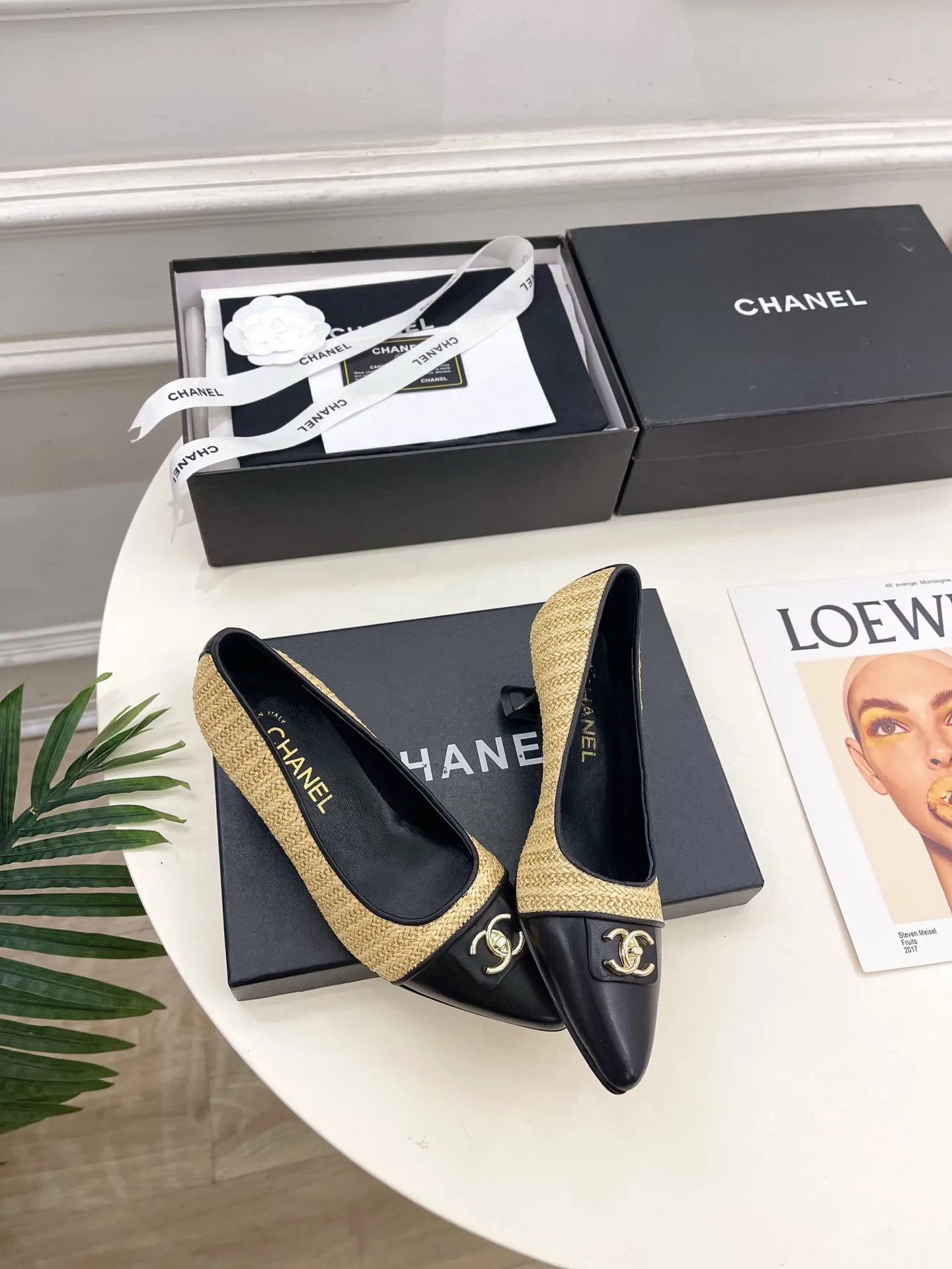 𝐂𝐇𝐀𝐍𝐄𝐋 | 小香 26𝐬𝐬 🦋2026 春夏新品 专柜经典走秀款 小香双C书包扣拼色尖头单鞋 系列上新〰 🍬 BS时尚圈的绝绝子 搭配将演绎着细致 极简 永不褪去的经典元素 💋展现与众不同的穿搭风格美到无话可说 夏季必入款&hellip;&hellip; ━━━━━ ЅᏇєєt ━━━━━ ▪️鞋面：高定制原版小羊皮➕特殊布面 ▪️内里：进口丝绸羊皮里 ▪️大底：原版意大利真皮大底 ▪️跟高：6cm ▪️鞋码: 35-39（40.41定制不退换） ▪出厂价：💰280